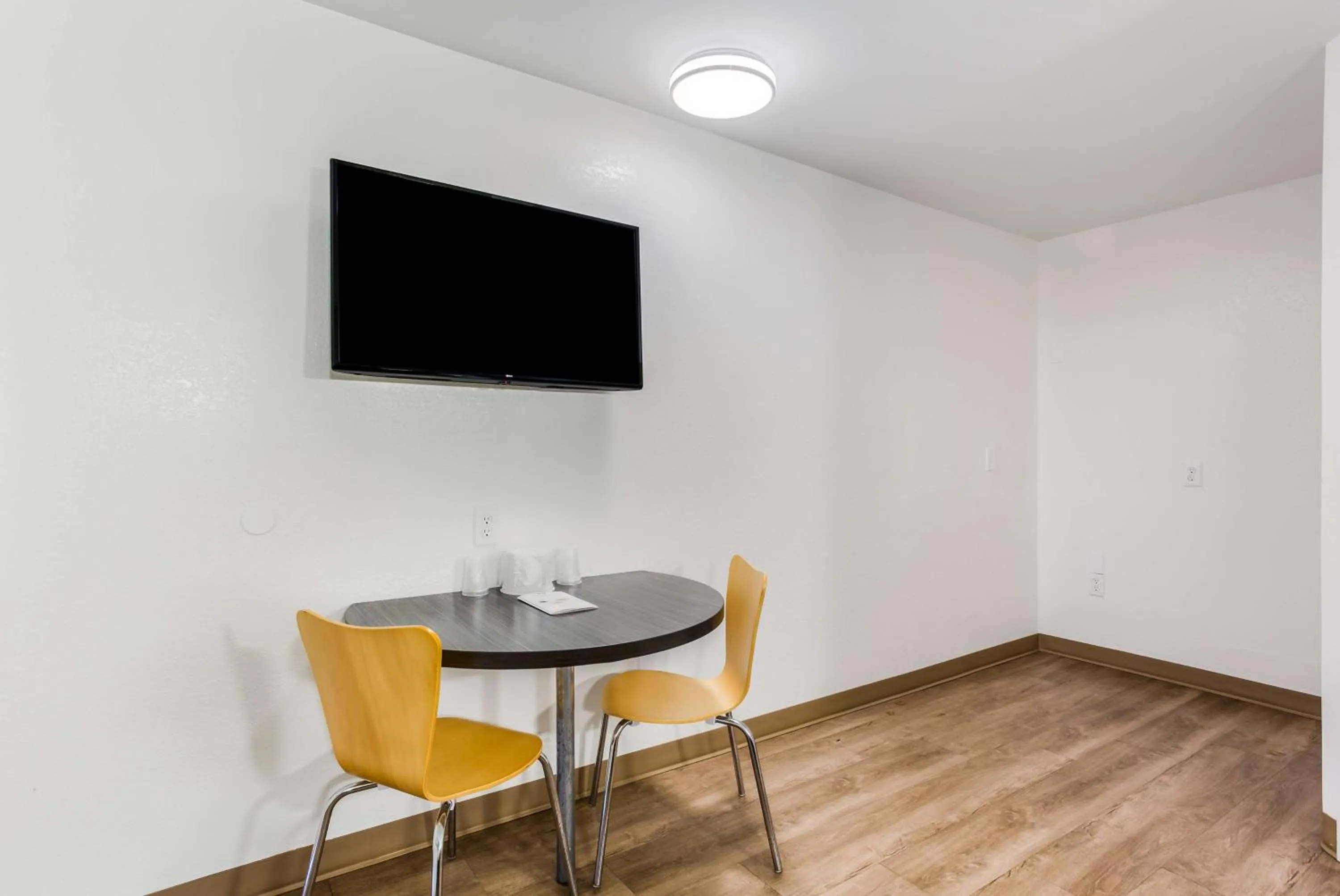 Photo of the whole room in Motel 6-Jacksonville, FL - South