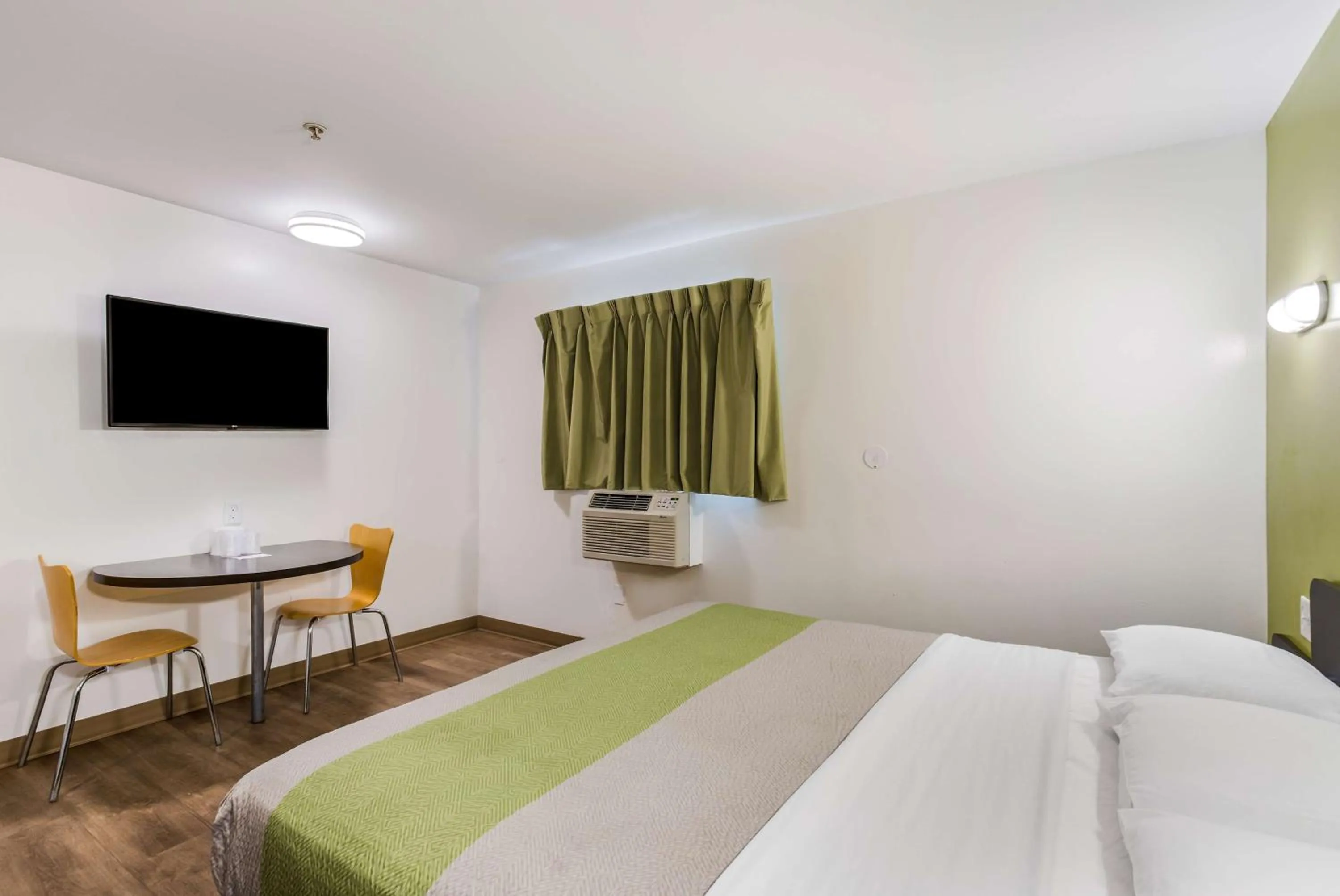 Photo of the whole room, Bed in Motel 6-Jacksonville, FL - South