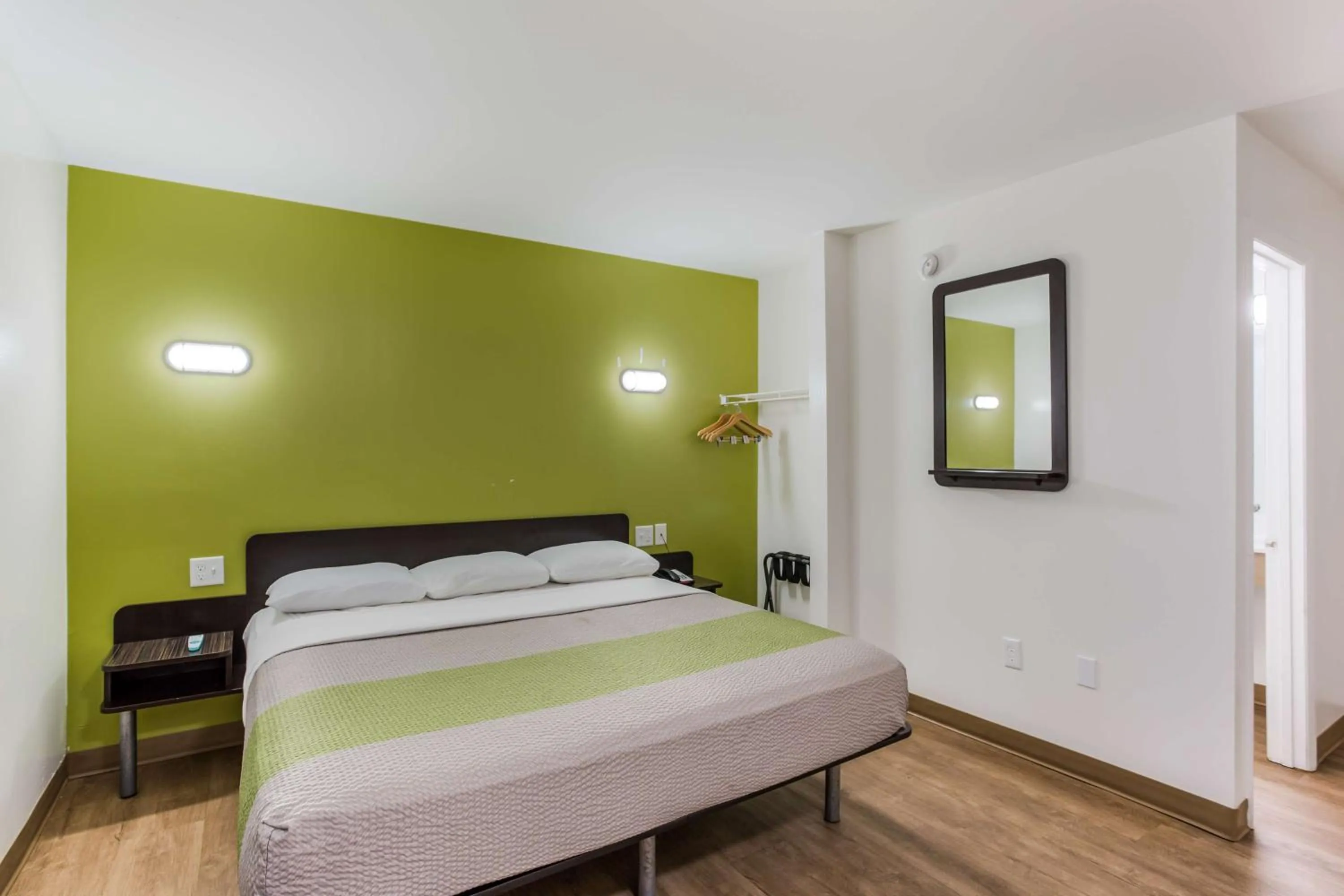 Photo of the whole room, Bed in Motel 6-Jacksonville, FL - South