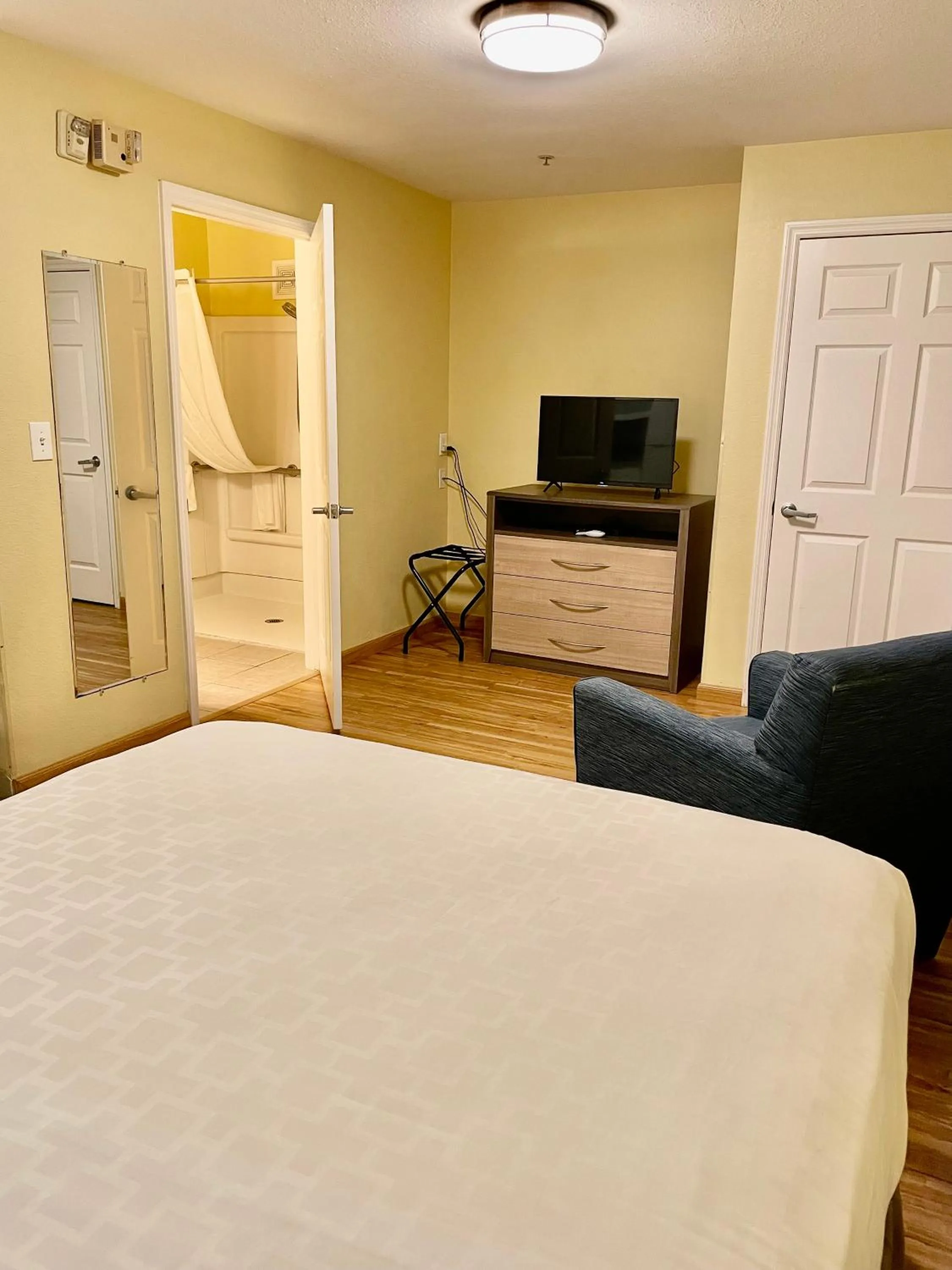 Photo of the whole room, Bed in Suburban Studios Fort Myers Cape Coral