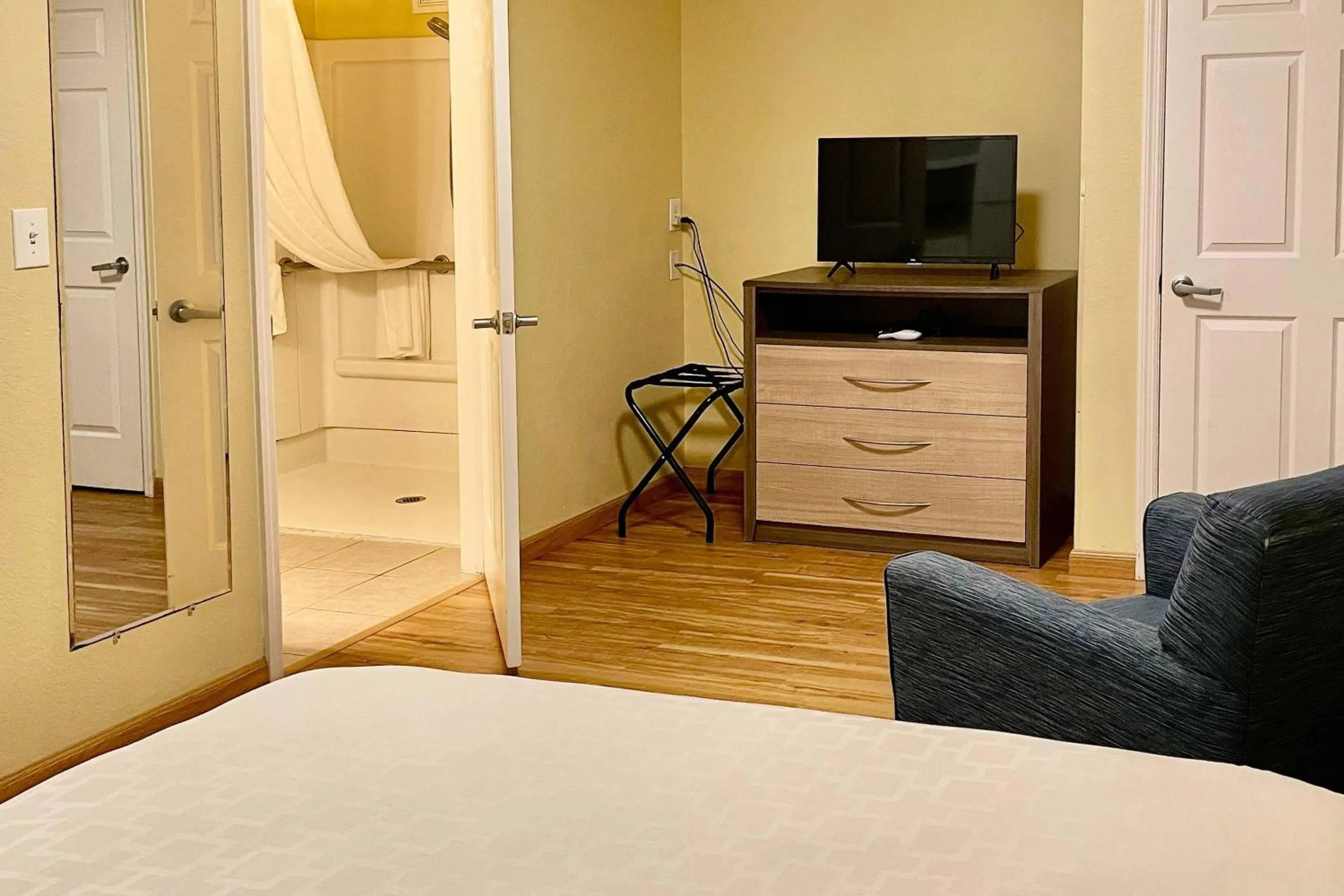 Bedroom, Bed in Suburban Studios Fort Myers Cape Coral