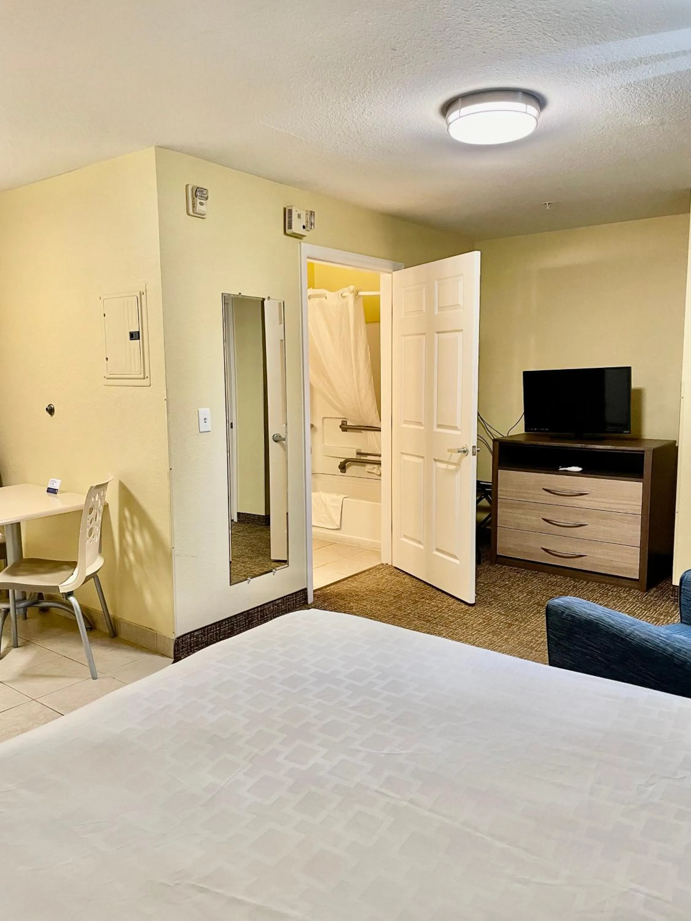 Photo of the whole room, Bed in Suburban Studios Fort Myers Cape Coral