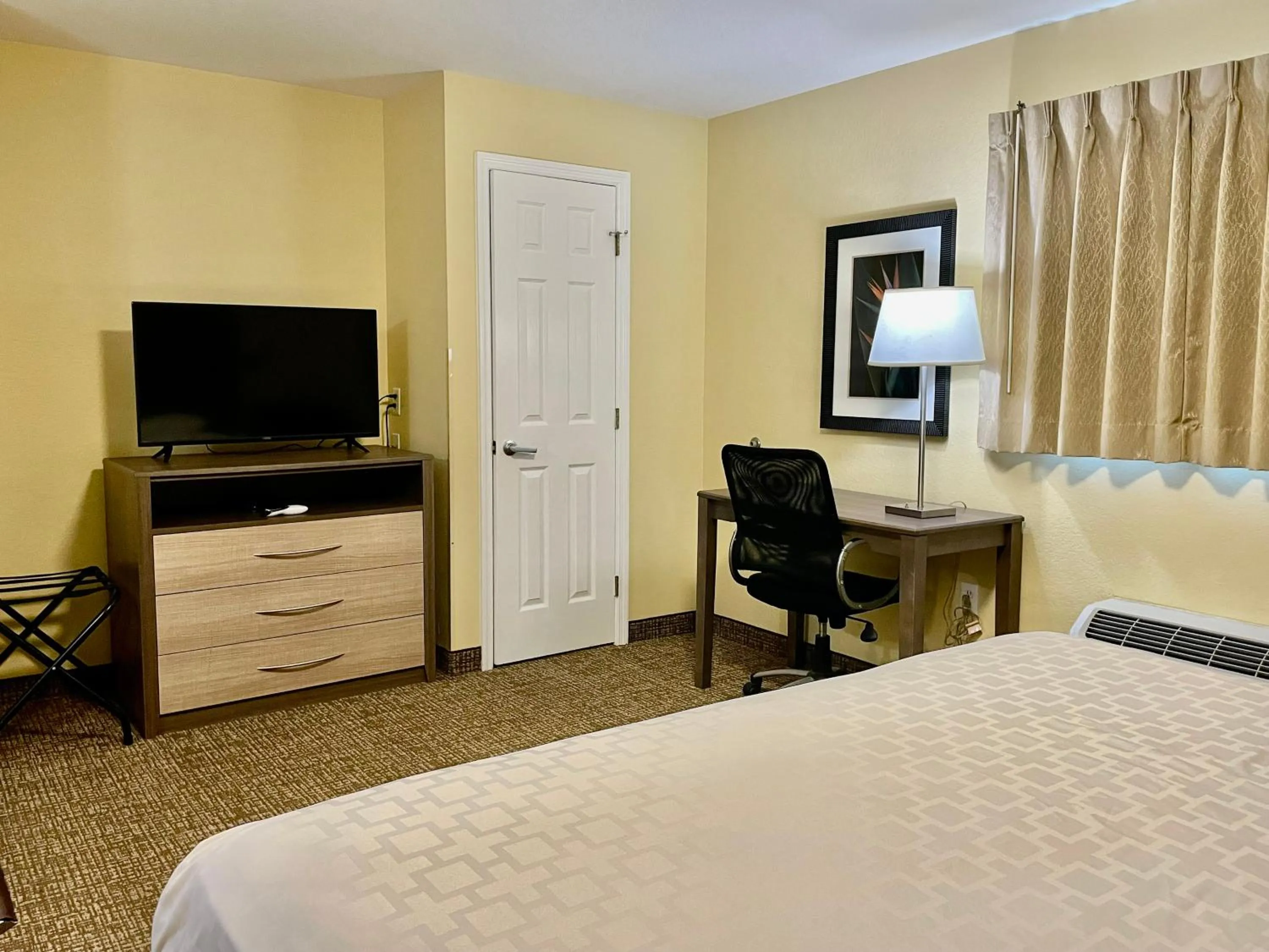 hair dresser, Bed in Suburban Studios Fort Myers Cape Coral