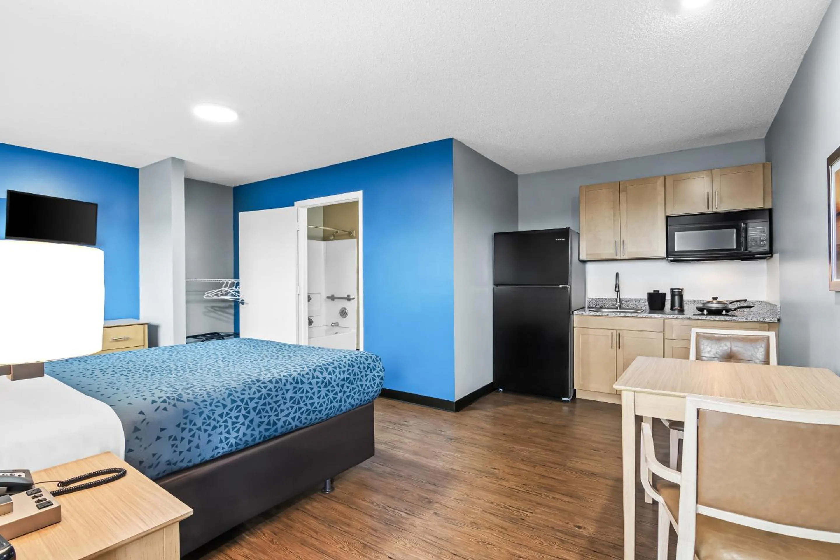 Kitchen or kitchenette, Bed in Suburban Studios Stuart near Federal Hwy 1