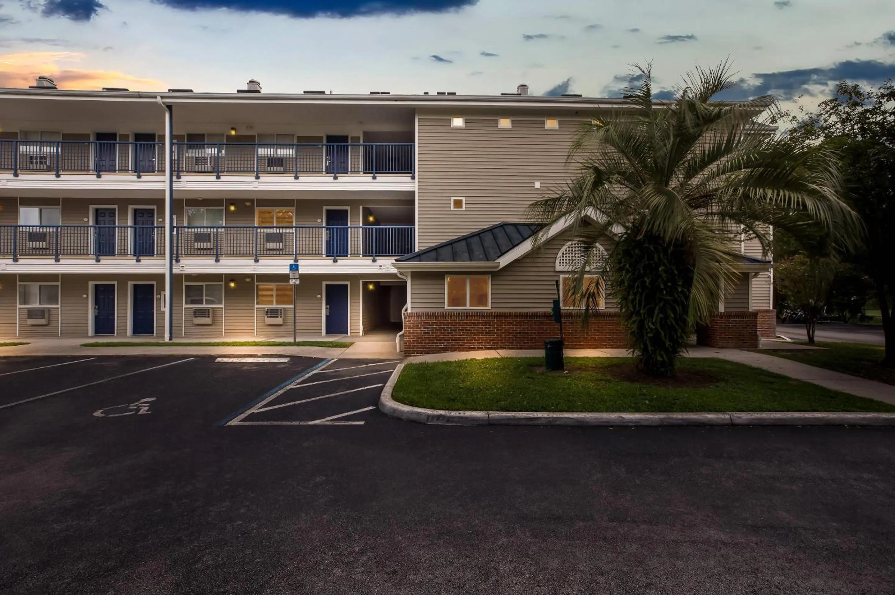 Property building in Suburban Studios Lakeland North I-4