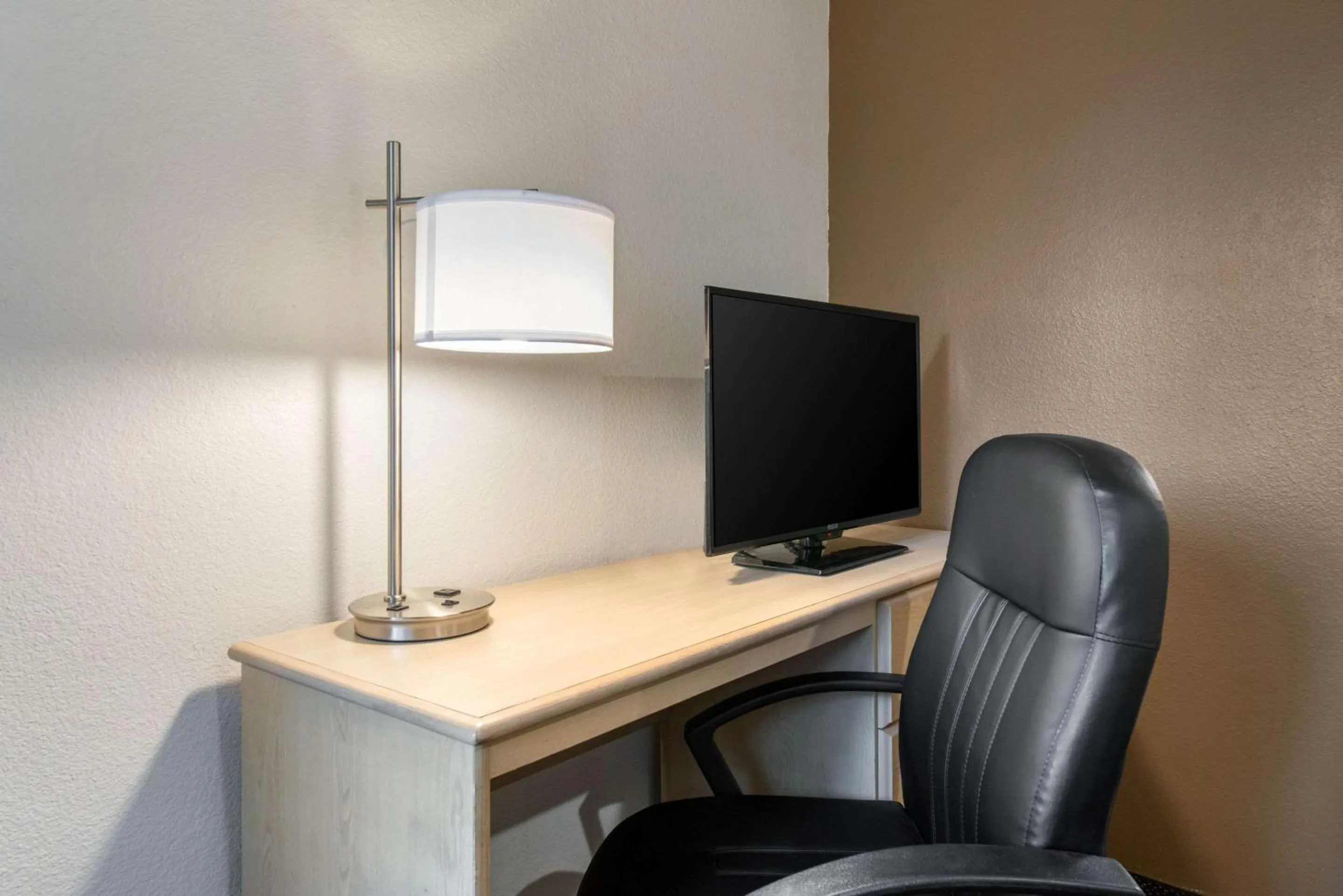 Photo of the whole room in Suburban Studios Lakeland North I-4