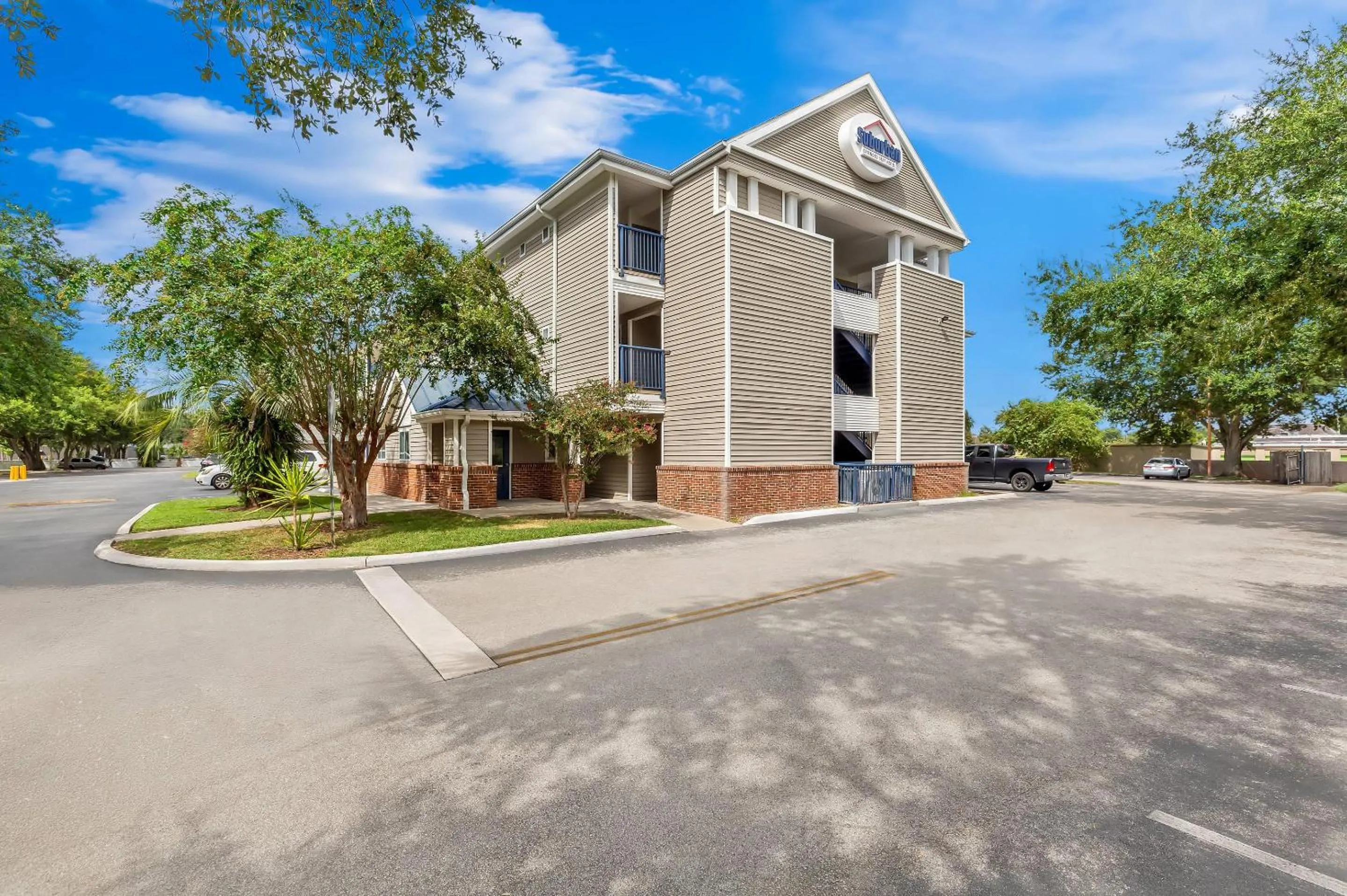 Property building in Suburban Studios Lakeland North I-4