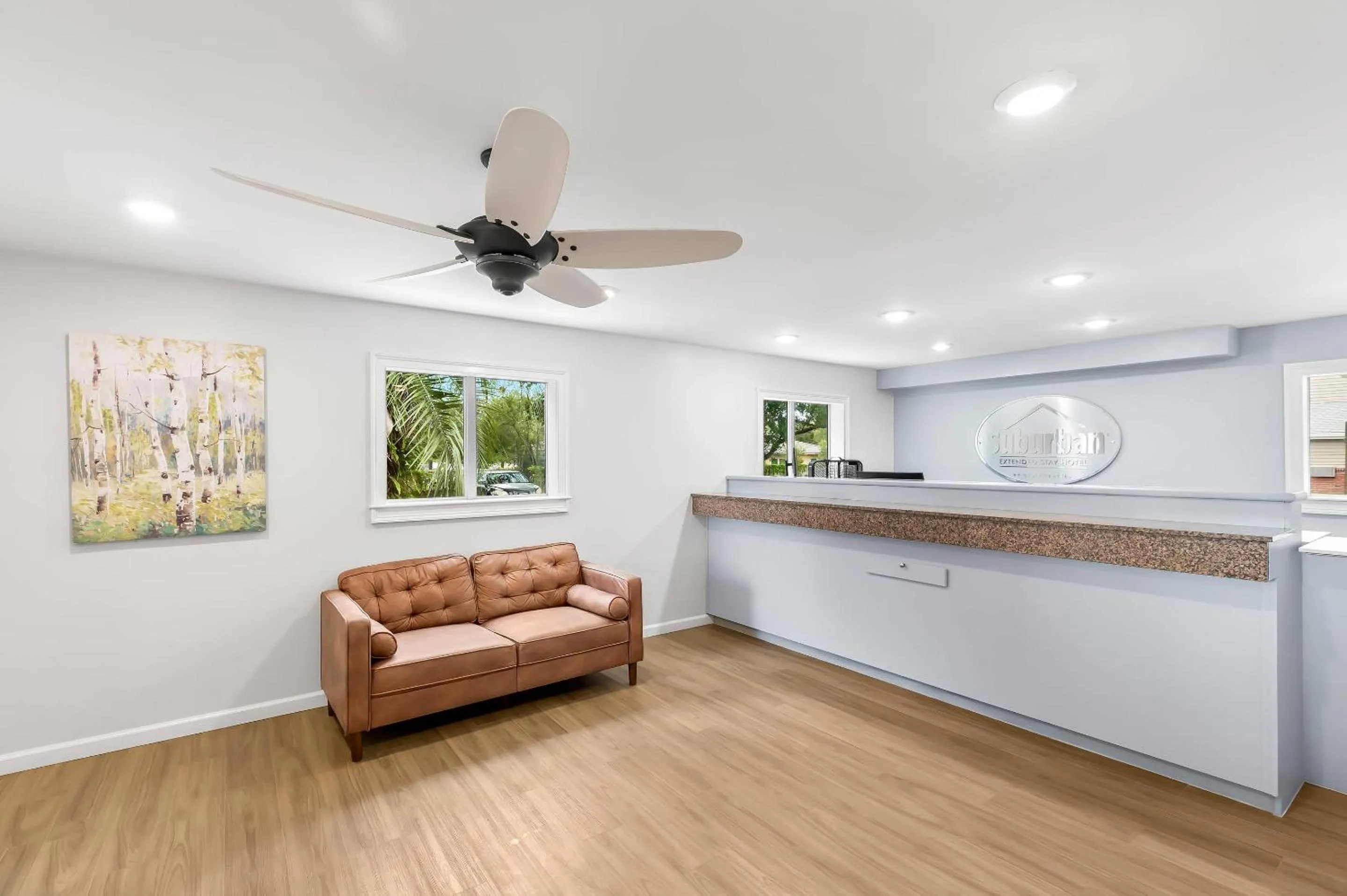 Lobby or reception in Suburban Studios Lakeland North I-4
