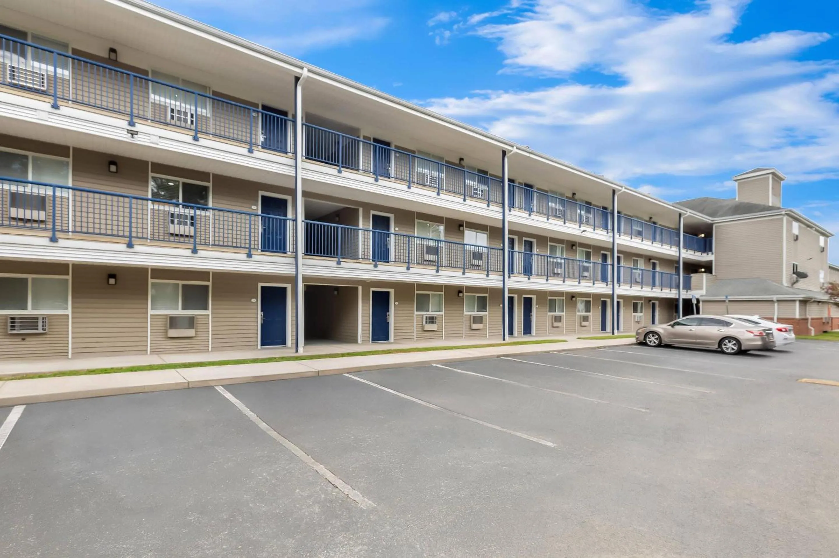 Property building in Suburban Studios Lakeland North I-4