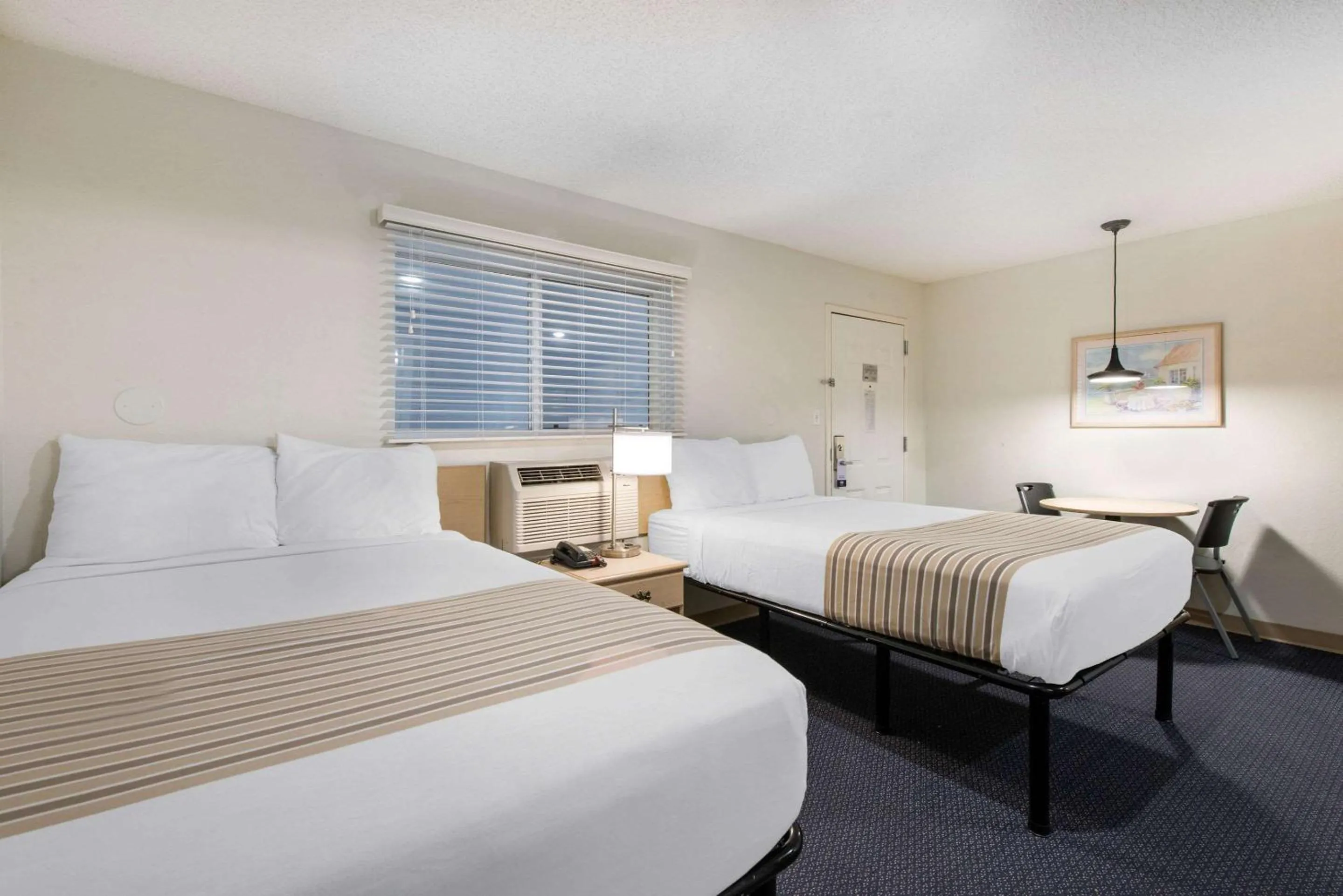 Photo of the whole room in Suburban Studios Lakeland North I-4