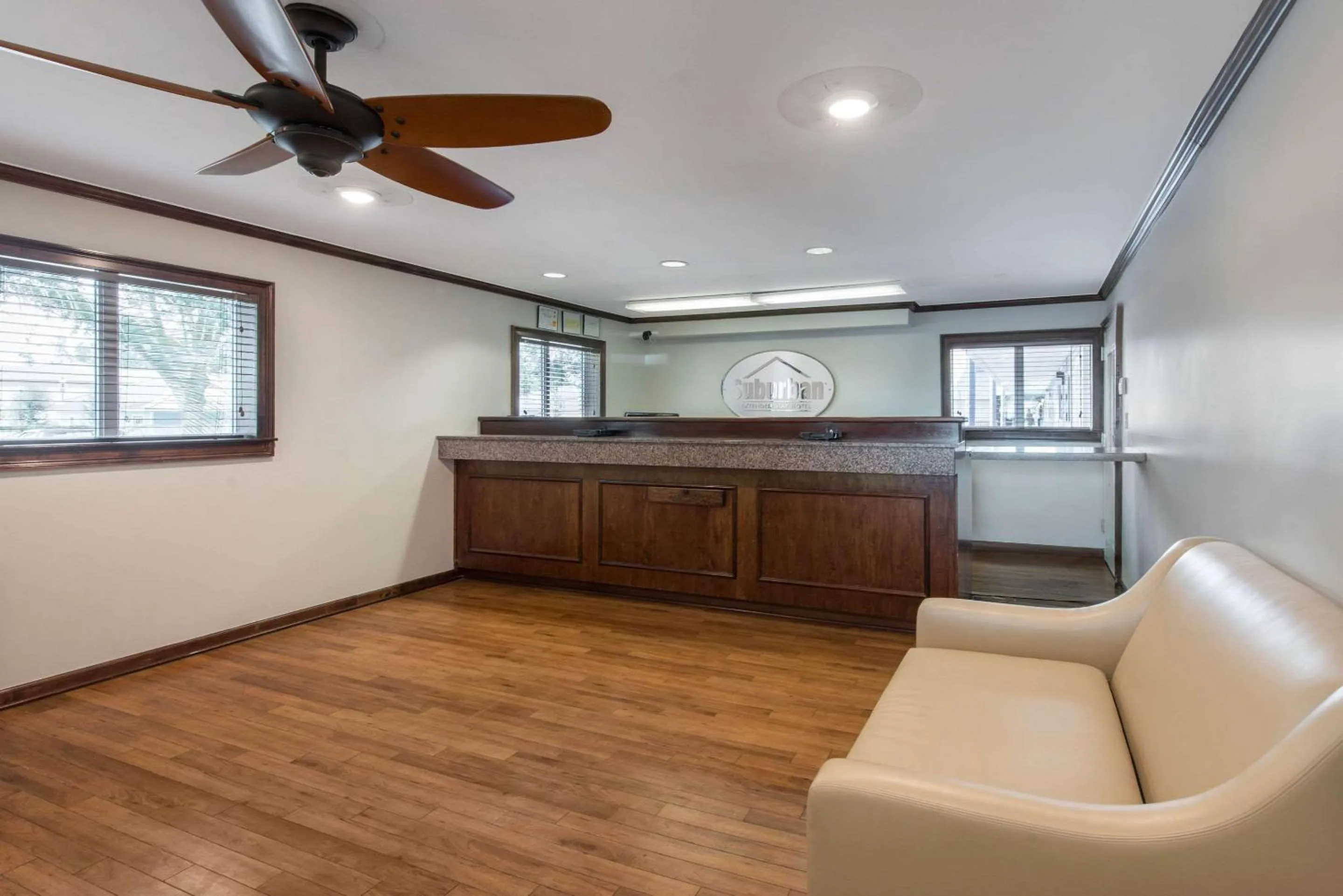 Lobby or reception in Suburban Studios Lakeland North I-4