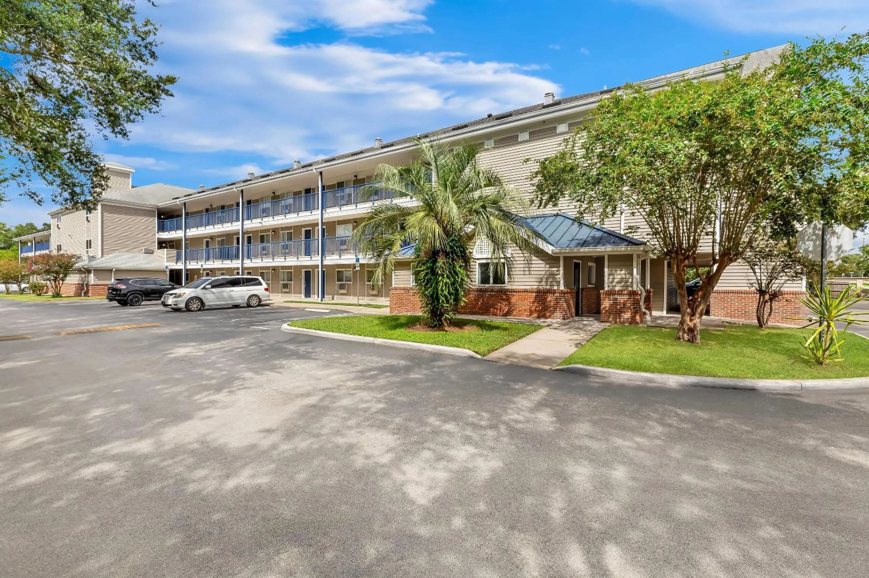 Property building in Suburban Studios Lakeland North I-4