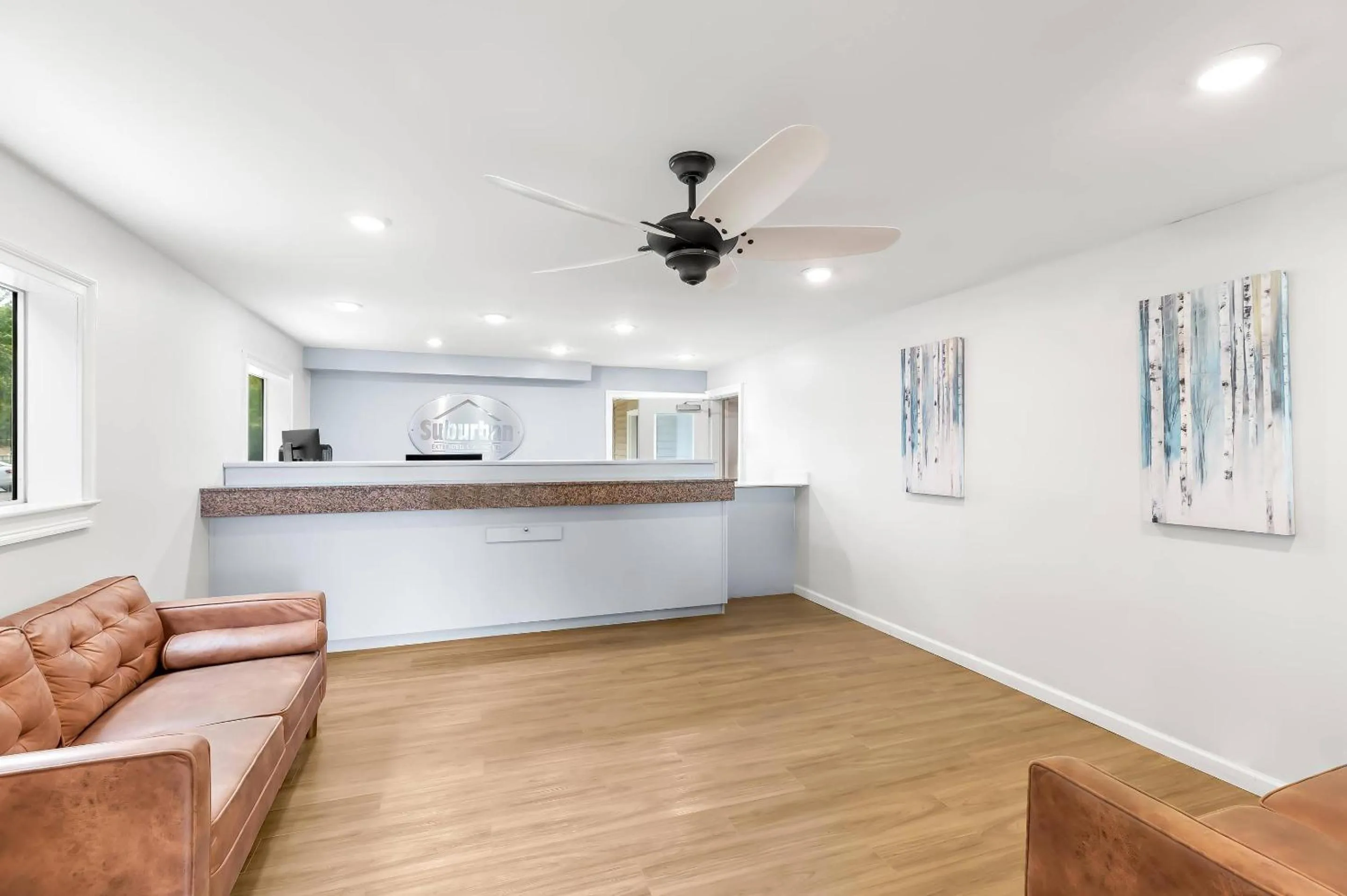 Lobby or reception in Suburban Studios Lakeland North I-4