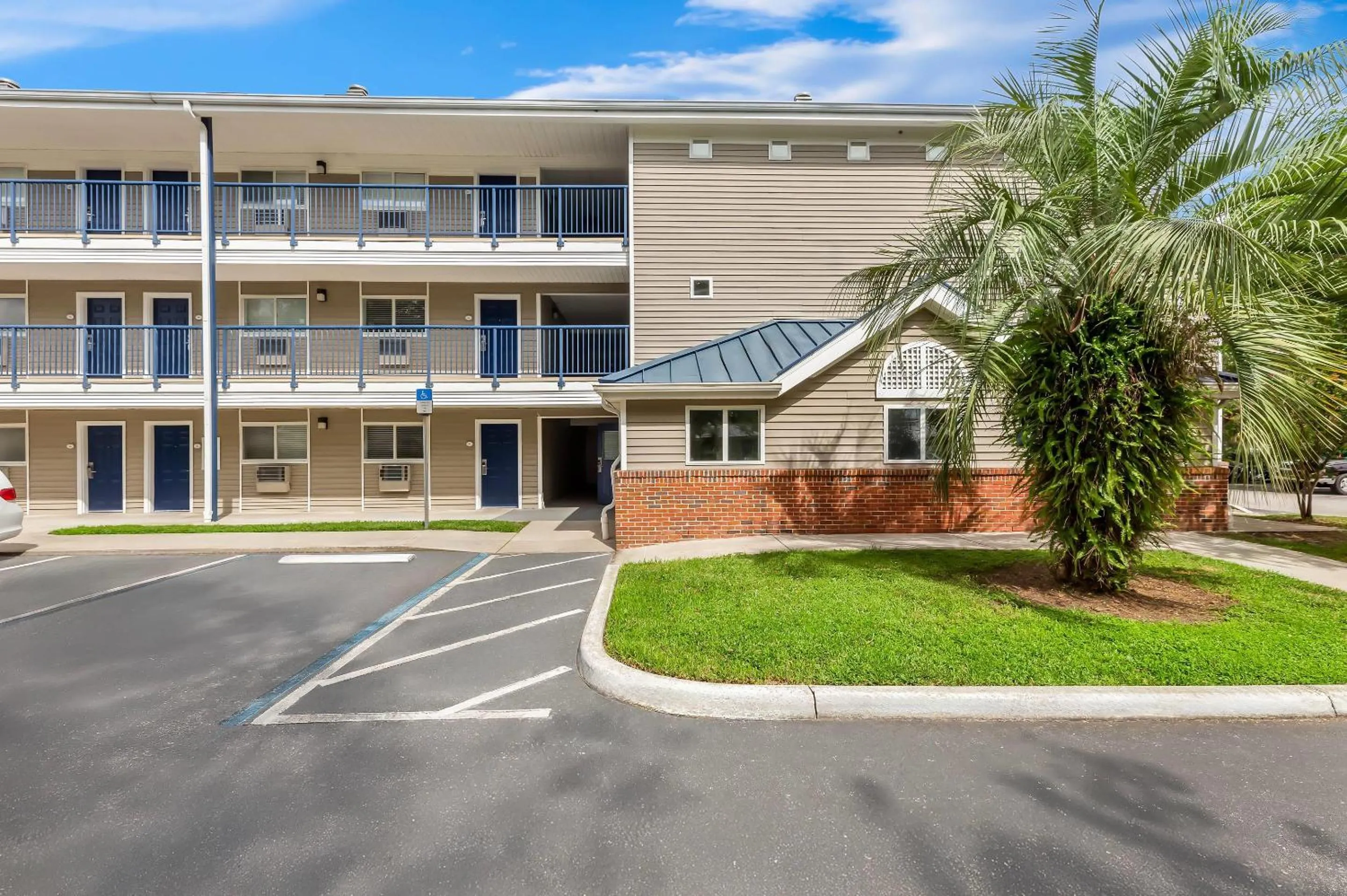 Property building in Suburban Studios Lakeland North I-4