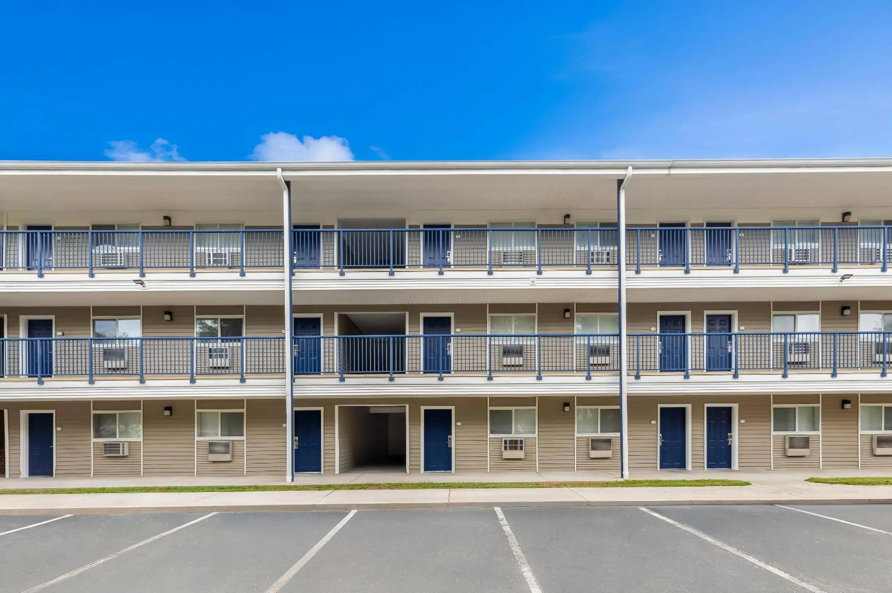 Property building in Suburban Studios Lakeland North I-4