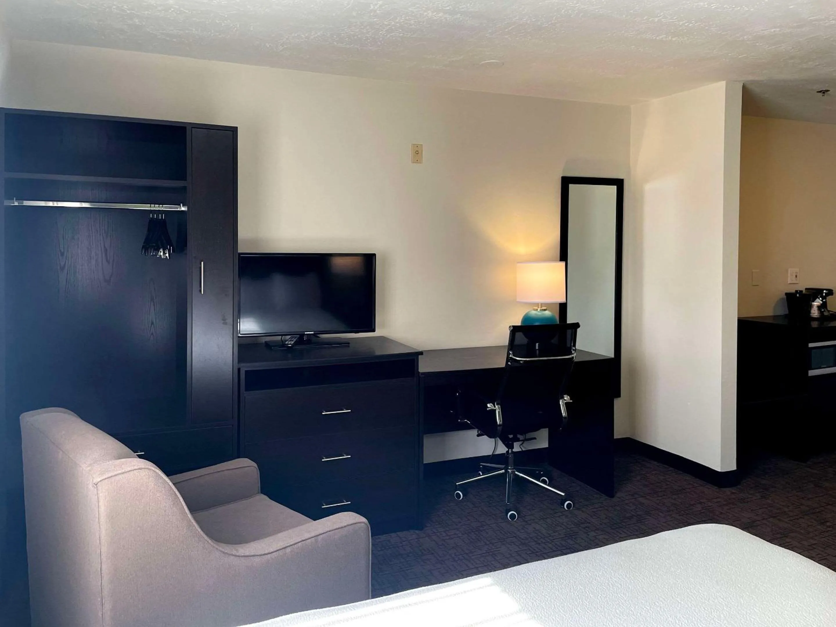 Bedroom, Bed in Suburban Studios Melbourne Airport