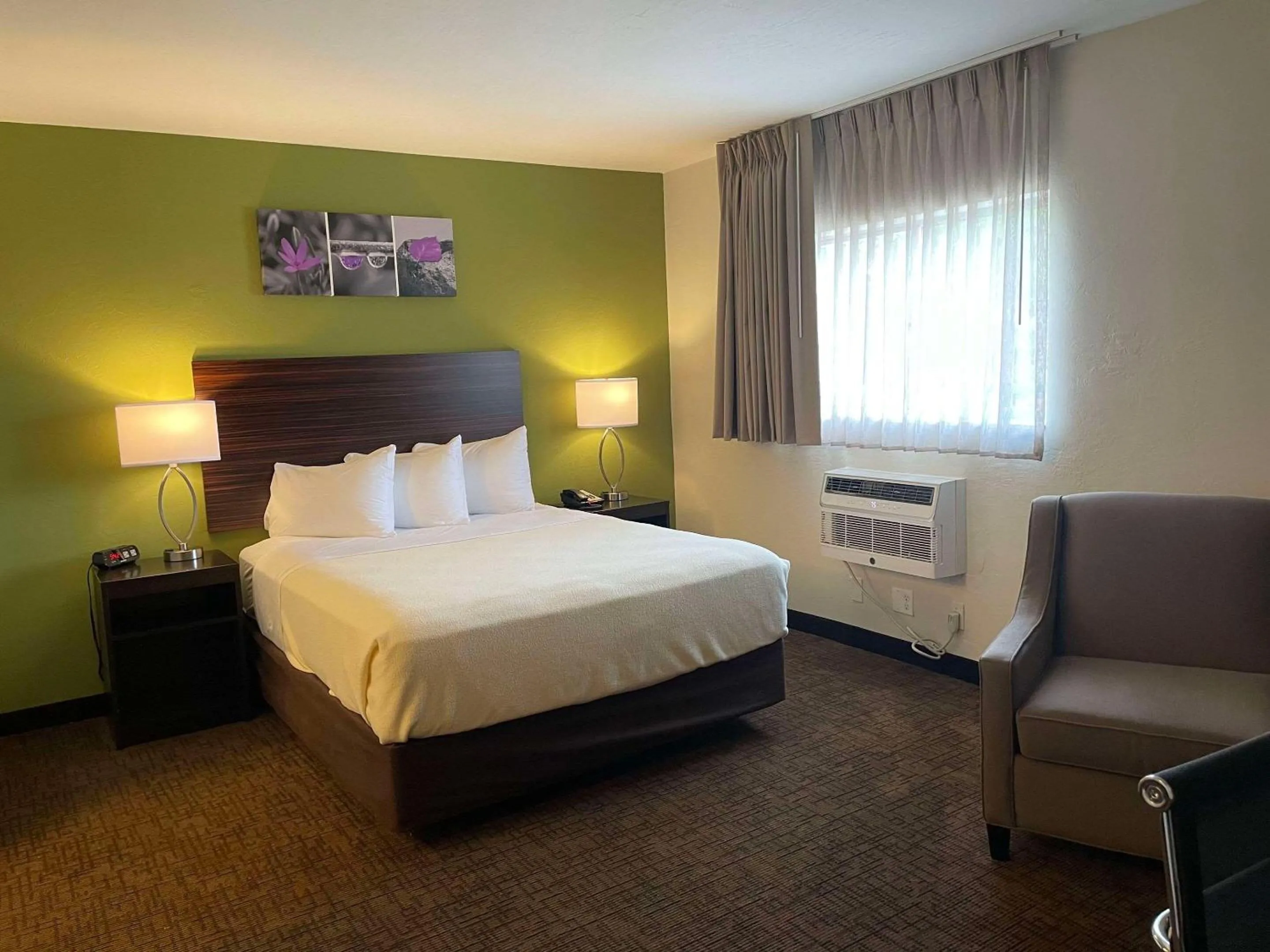 Bedroom, Bed in Suburban Studios Melbourne Airport