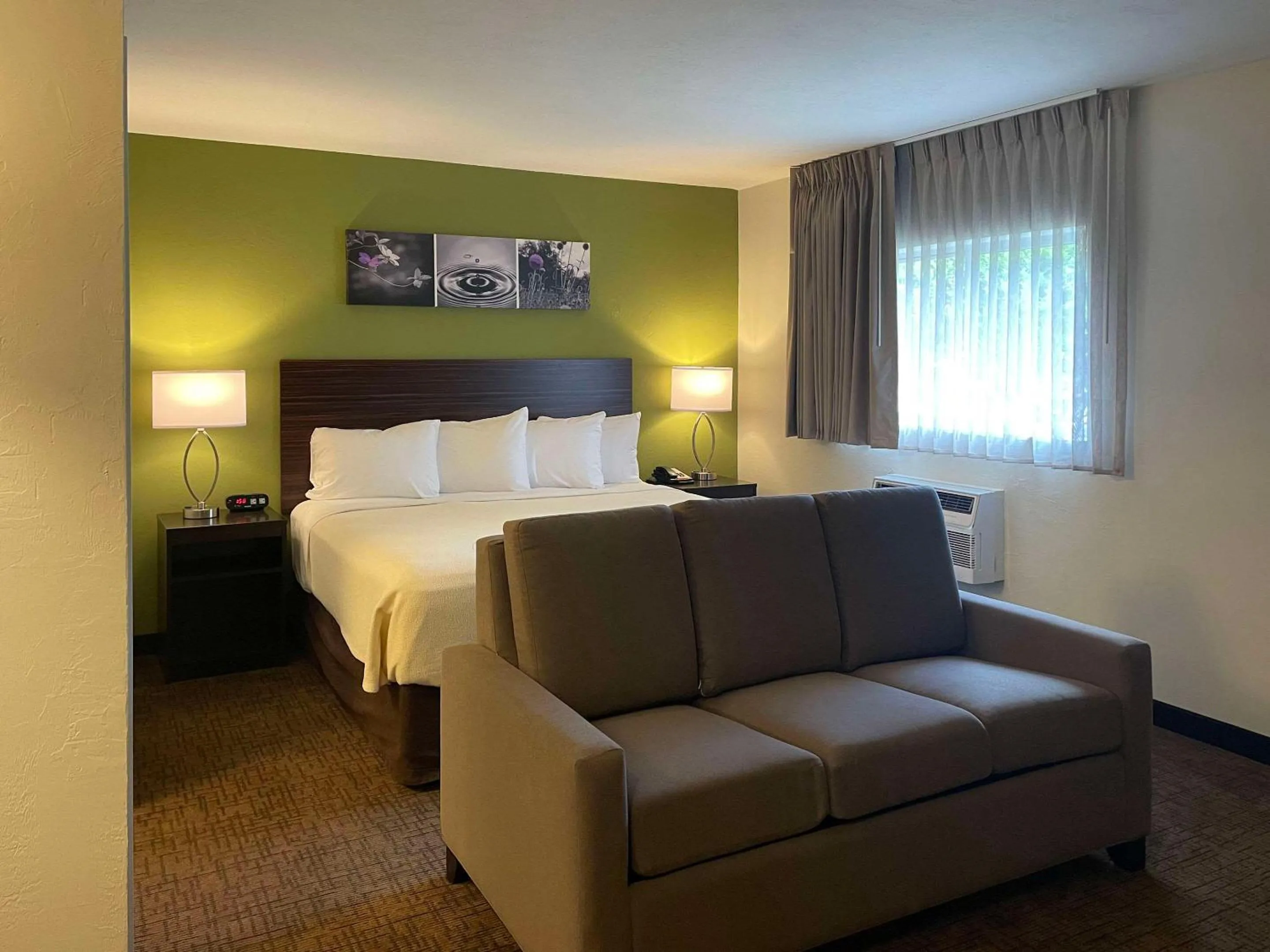 Bedroom, Bed in Suburban Studios Melbourne Airport