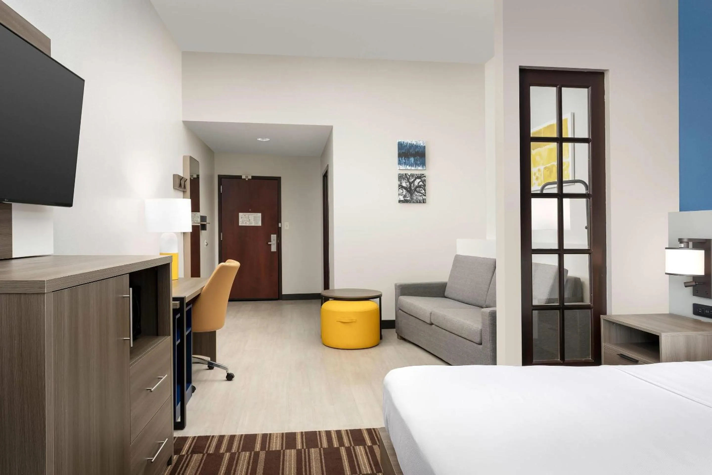 Bedroom, Bed in Comfort Suites Lake City