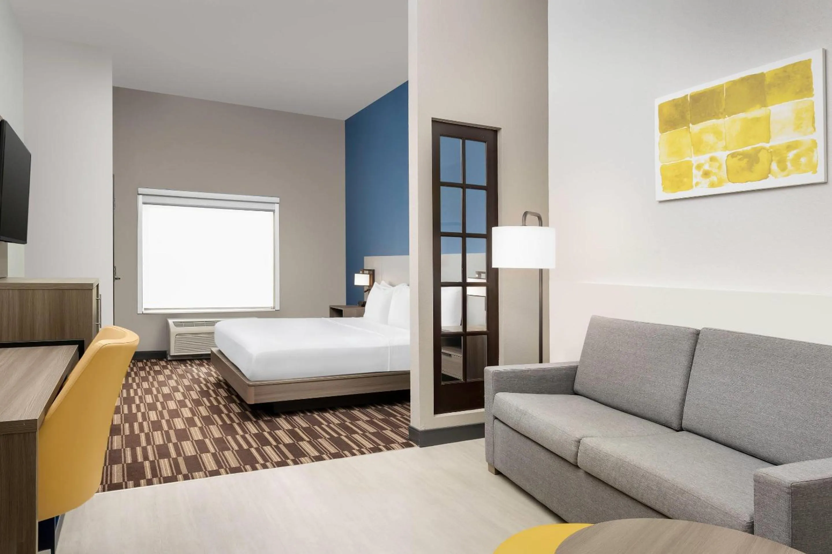 Bedroom, Bed in Comfort Suites Lake City