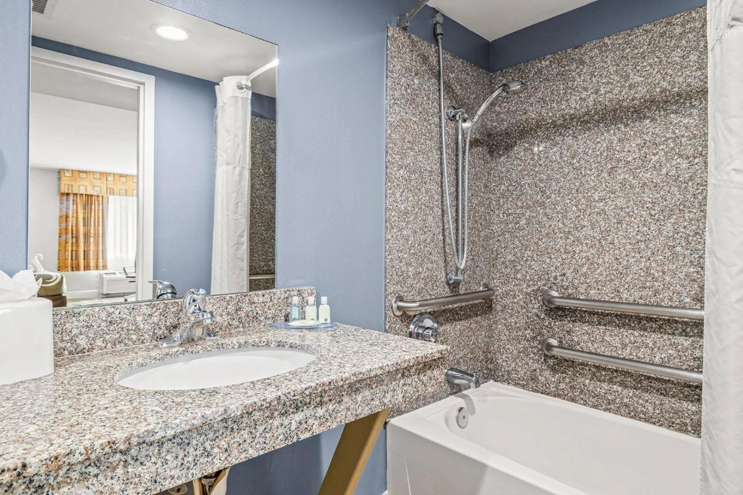 Bedroom in Quality Inn & Suites Tampa near Fairgrounds and Casino