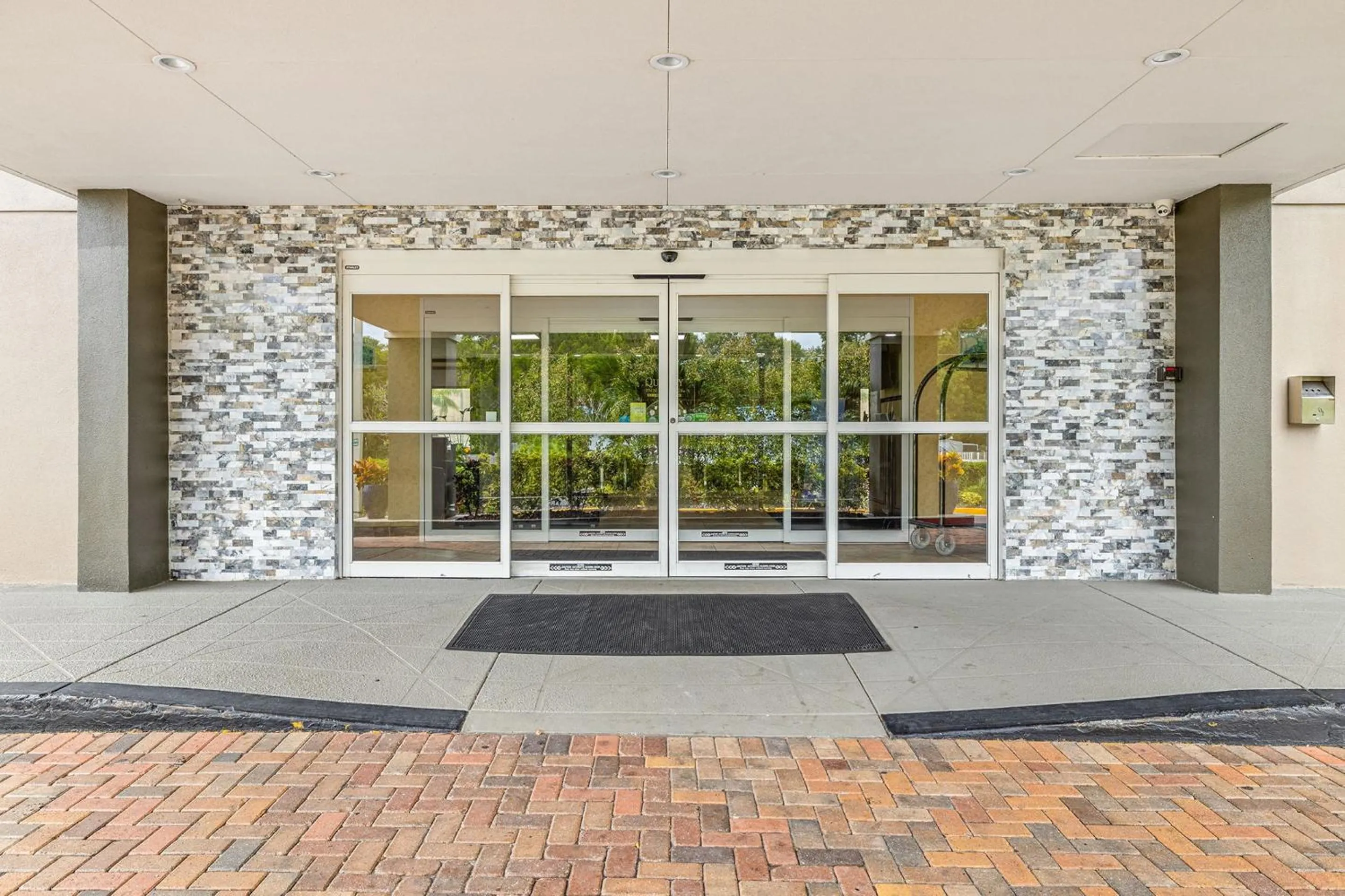 Facade/entrance in Quality Inn & Suites Tampa near Fairgrounds and Casino