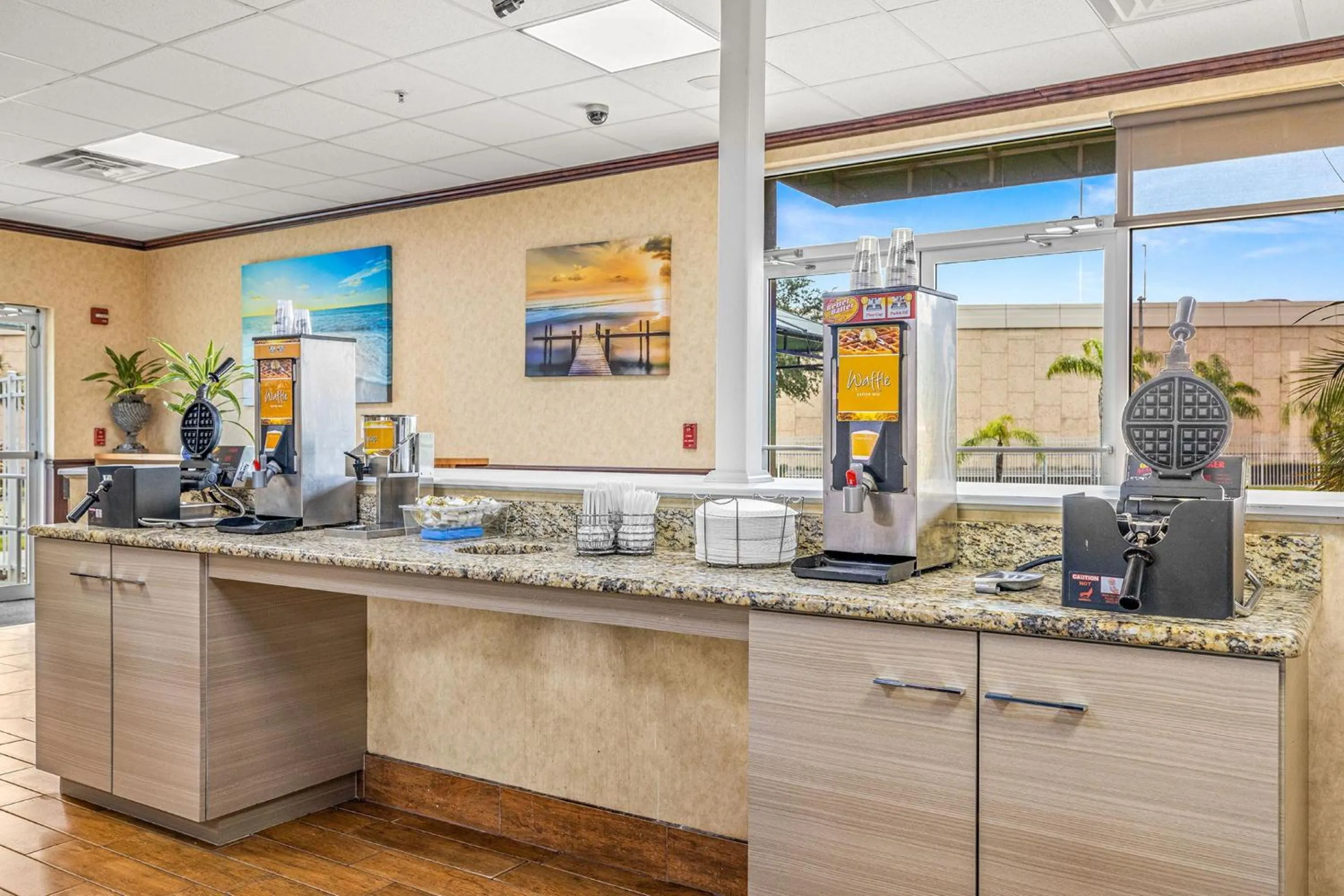 Kitchen or kitchenette in Quality Inn & Suites Tampa near Fairgrounds and Casino