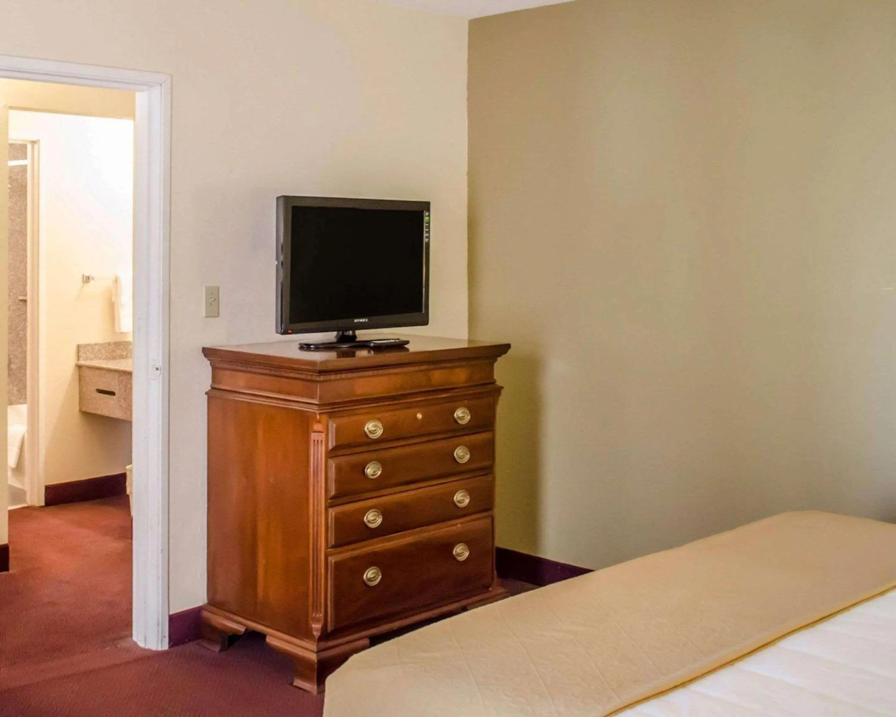 Photo of the whole room, Bed in Quality Inn & Suites Pensacola Bayview