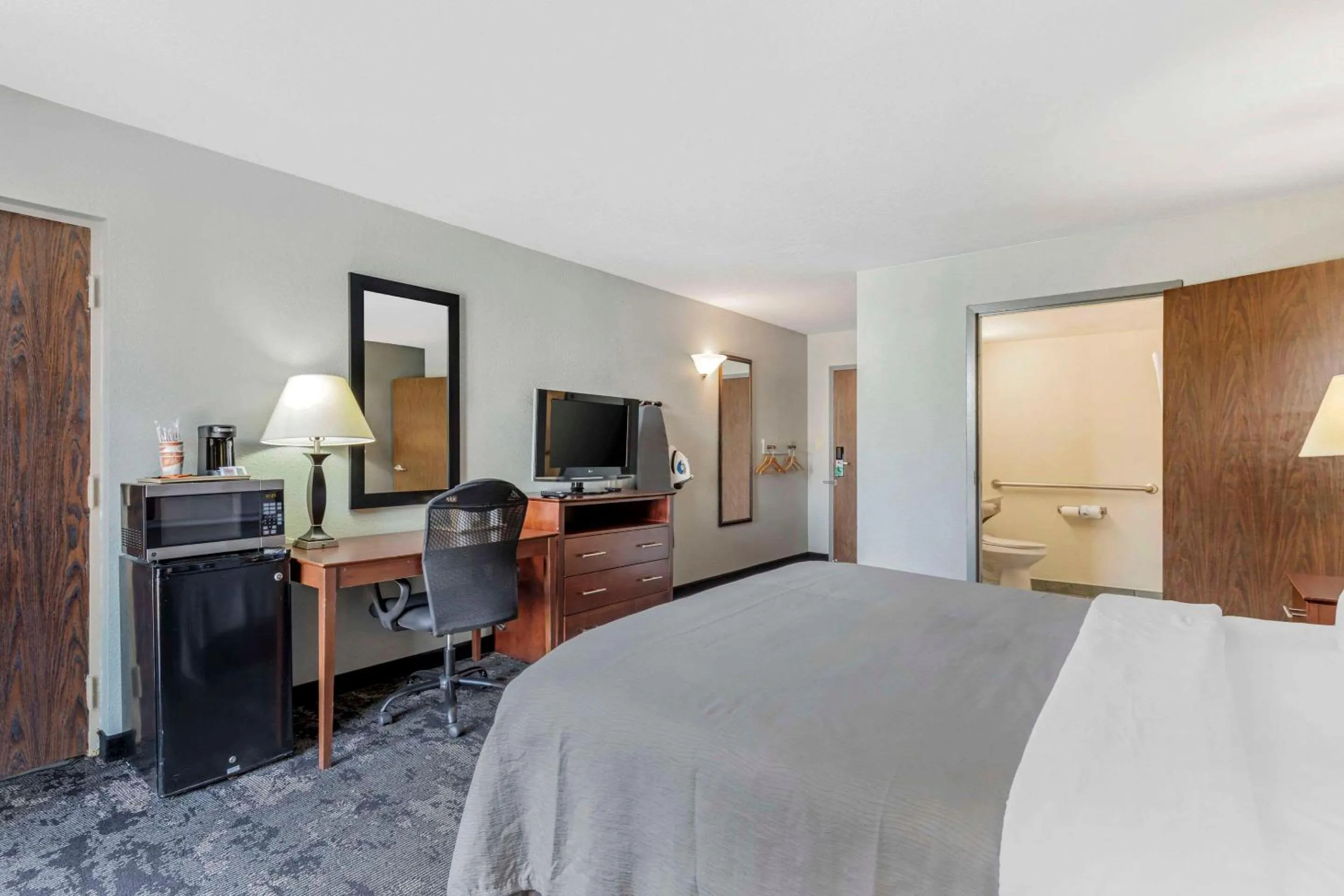 Bedroom, Bed in Quality Inn Downtown Stuart