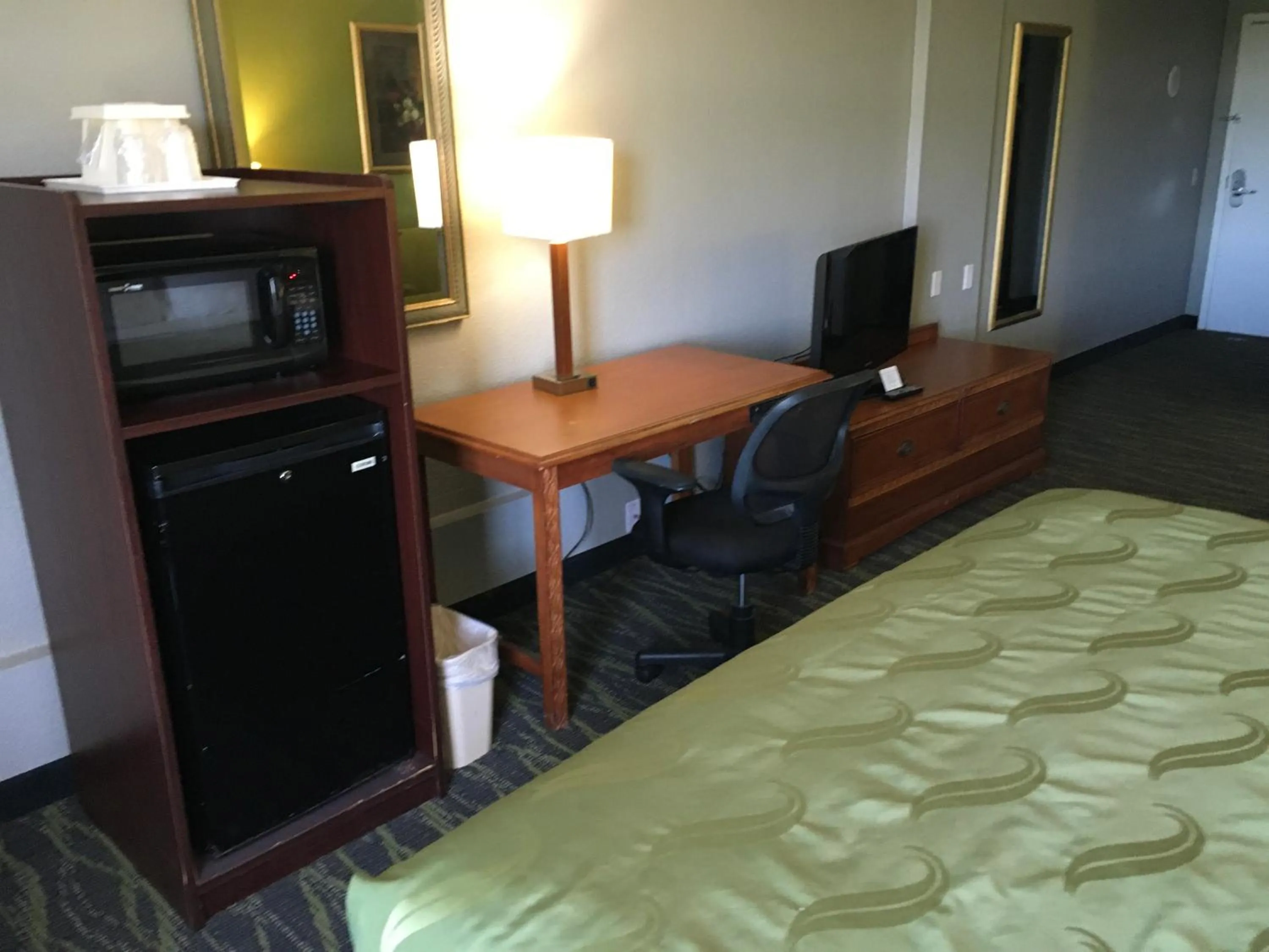 TV and multimedia in Quality Inn & Suites Winter Park Village Area