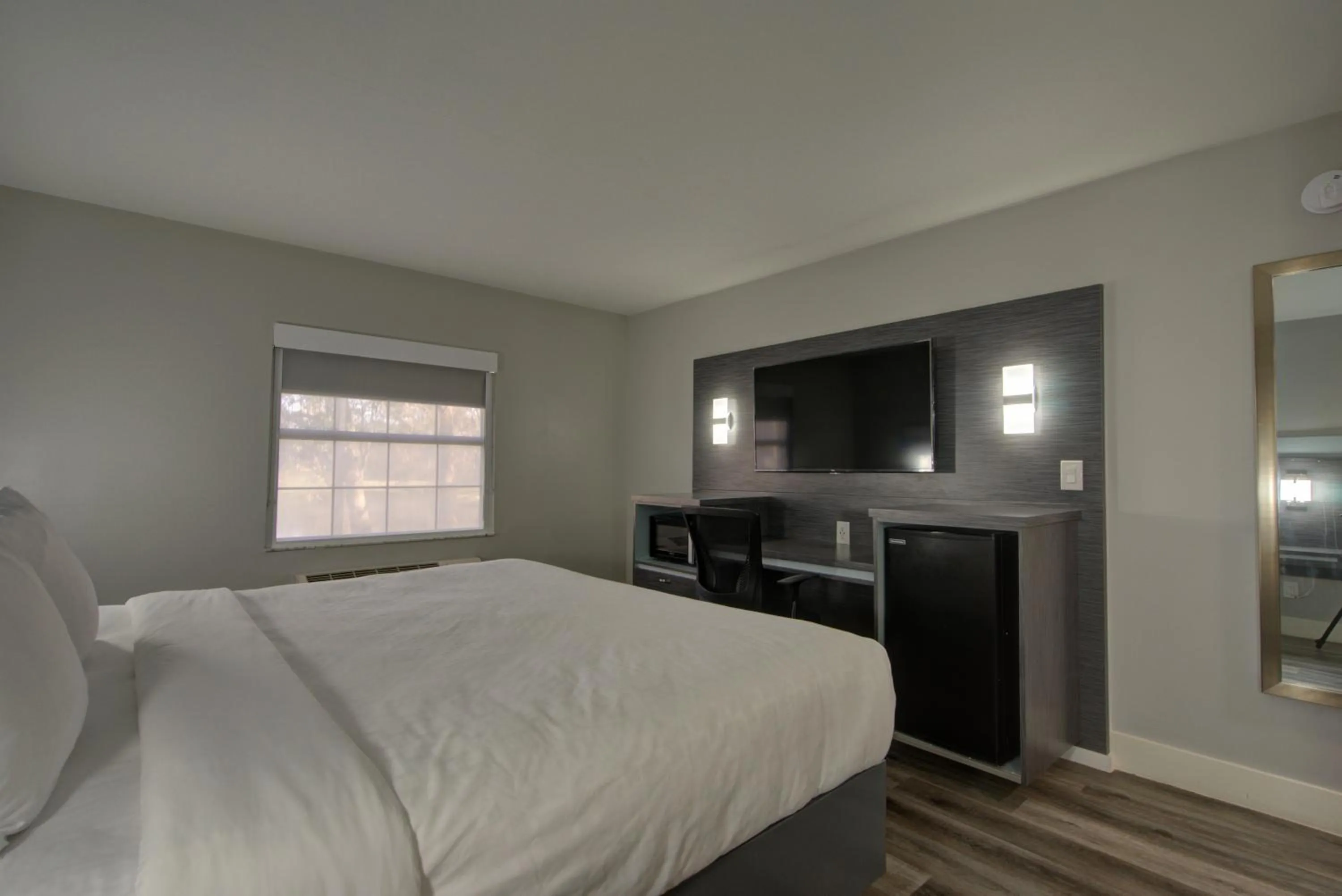 Bedroom, Bed in Clarion Pointe Tampa-Brandon Near Fairgrounds and Casino