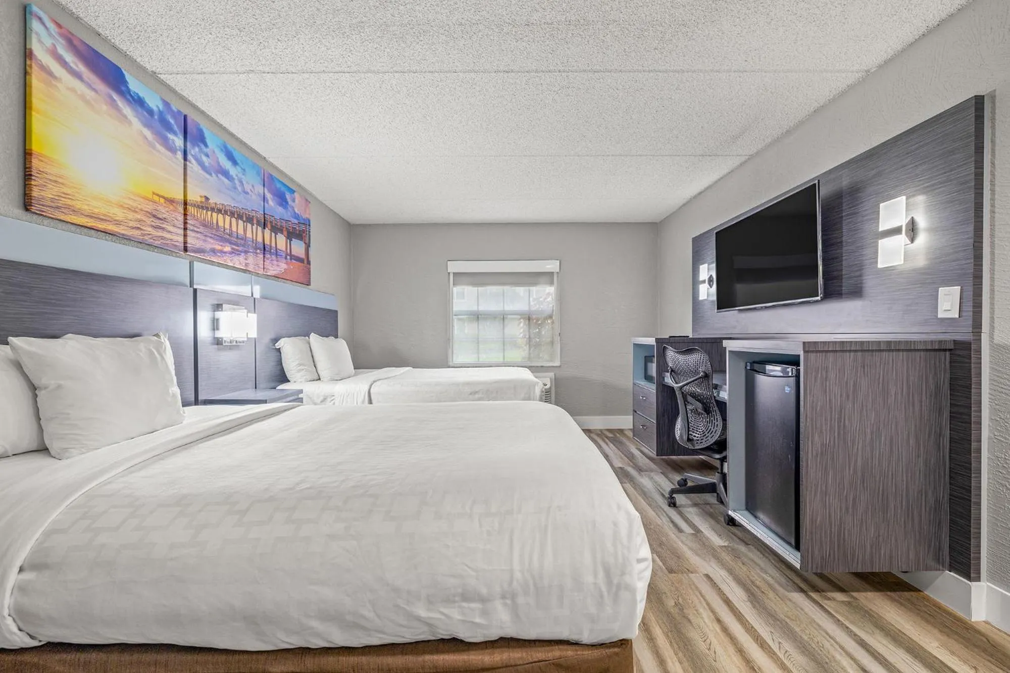 Bedroom, Bed in Clarion Pointe Tampa-Brandon Near Fairgrounds and Casino