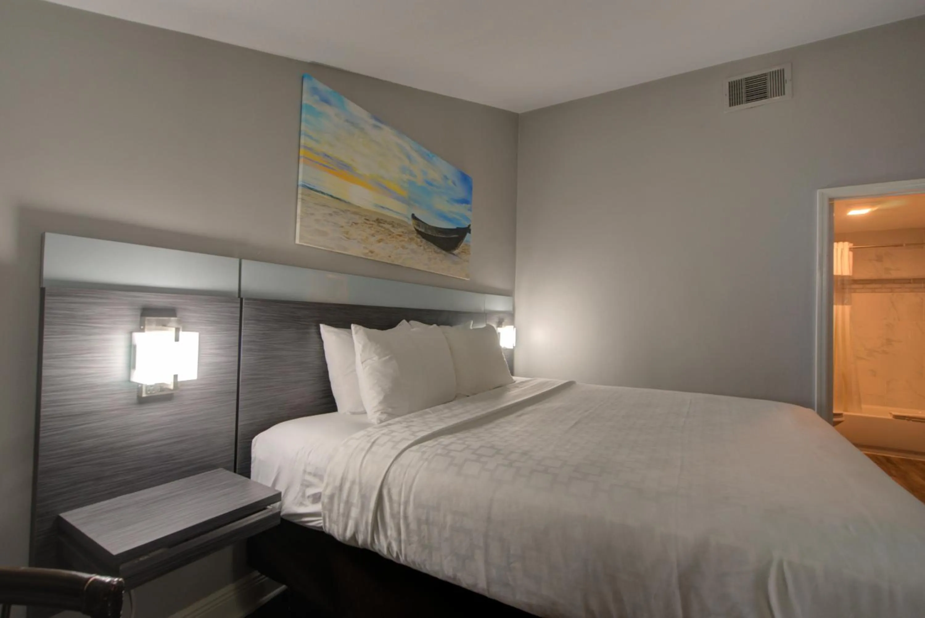 Bed in Clarion Pointe Tampa-Brandon Near Fairgrounds and Casino