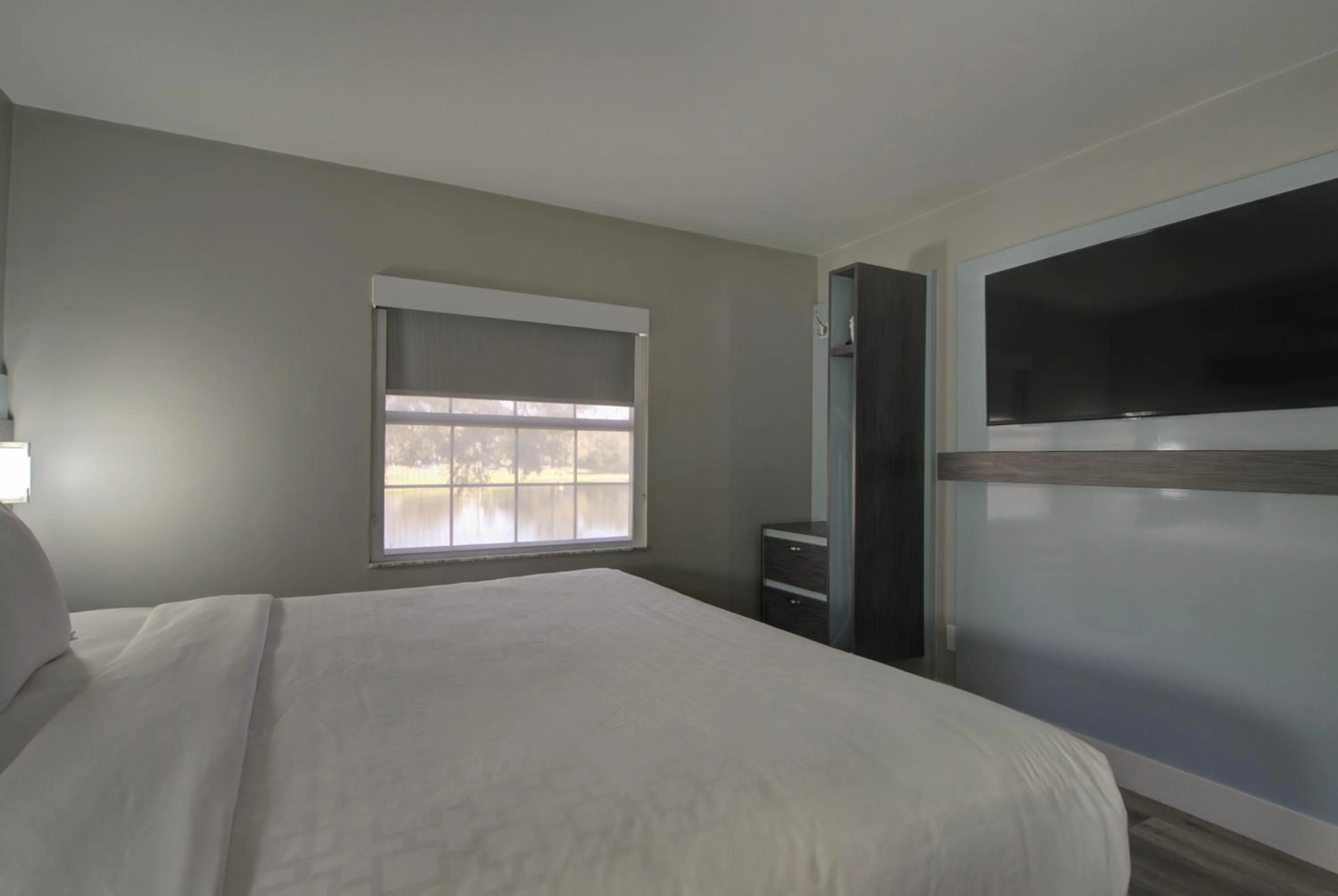 Bed in Clarion Pointe Tampa-Brandon Near Fairgrounds and Casino