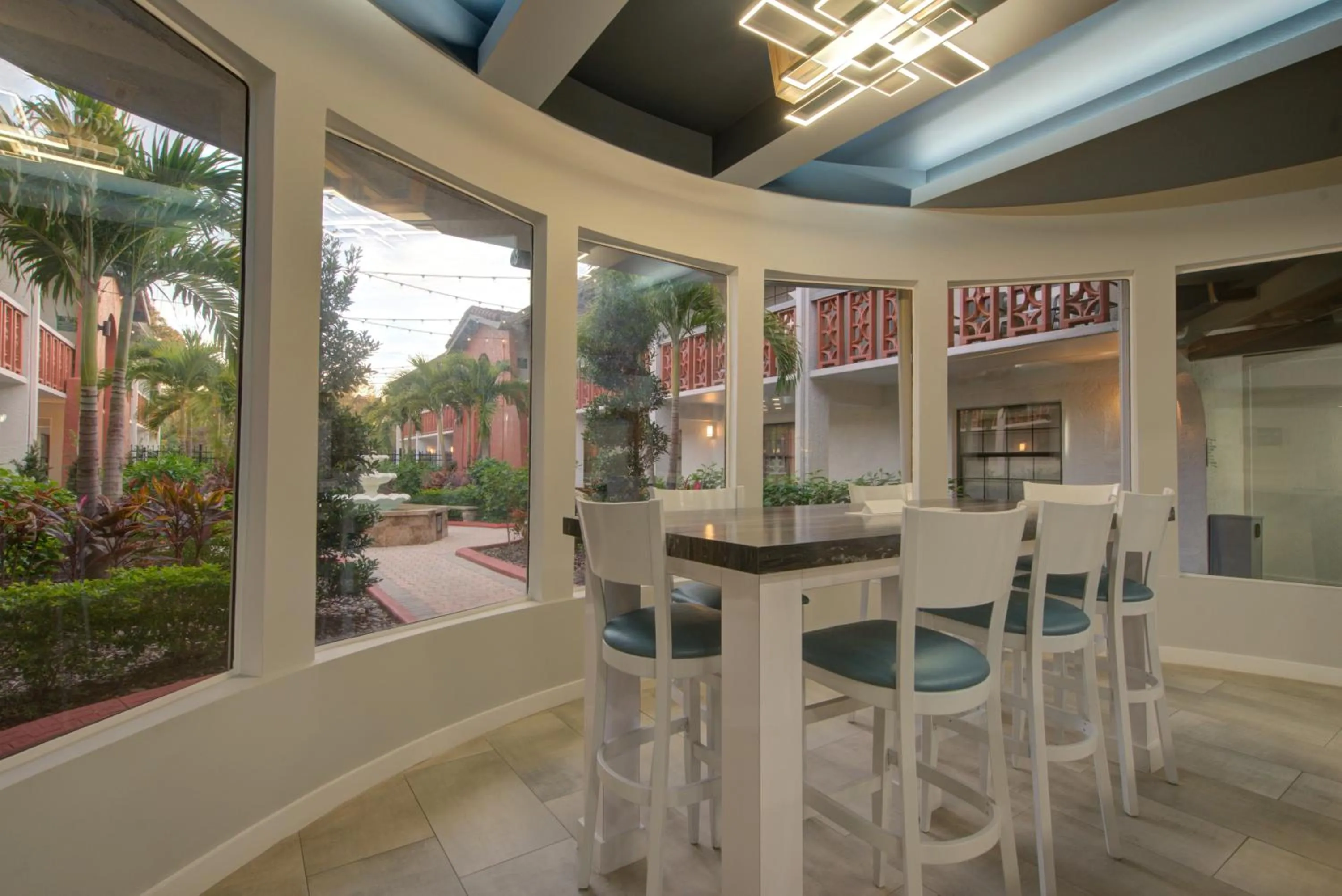 Seating area in Clarion Pointe Tampa-Brandon Near Fairgrounds and Casino