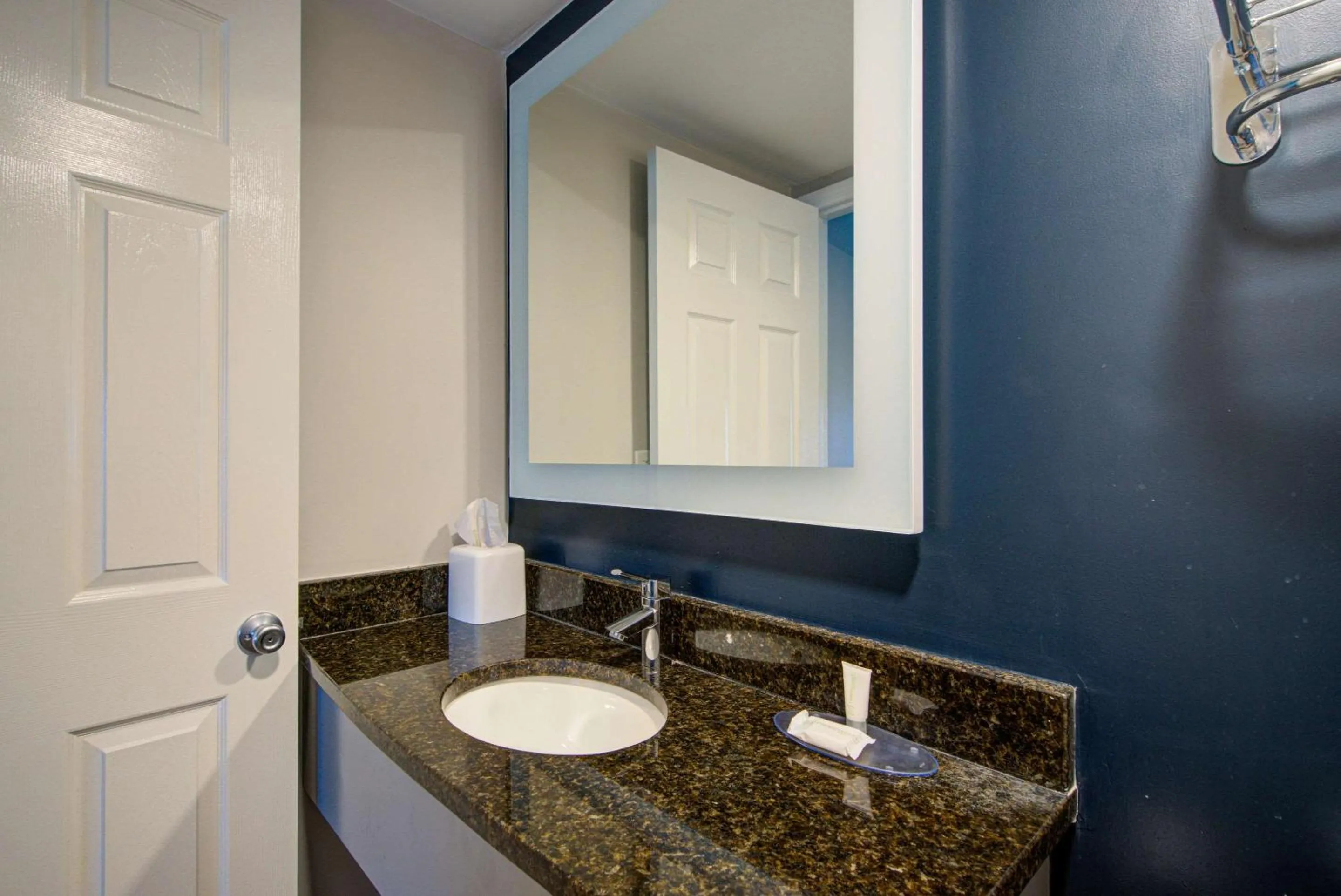 Bedroom in Clarion Pointe Tampa-Brandon Near Fairgrounds and Casino