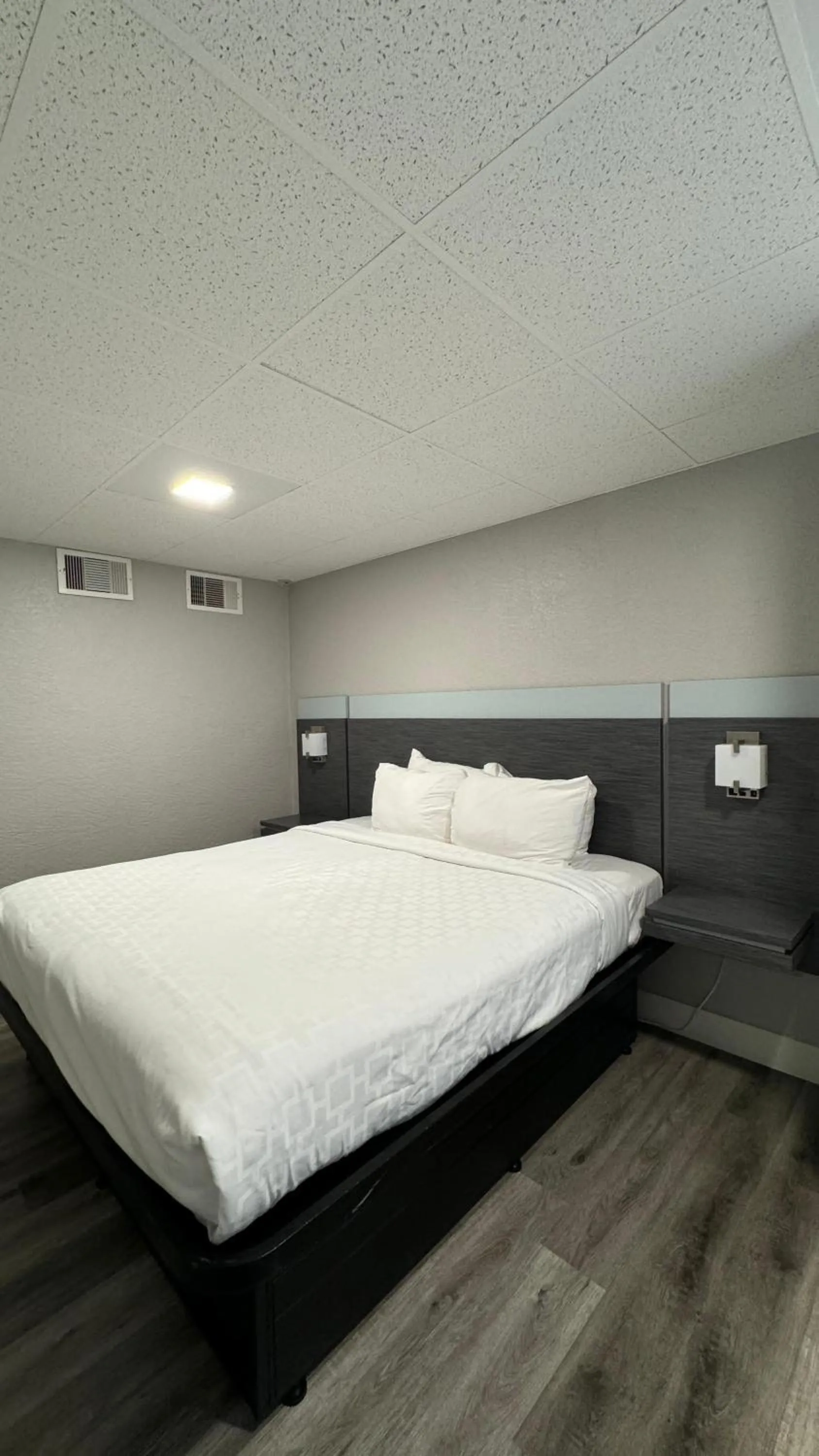 Bedroom, Bed in Clarion Pointe Tampa-Brandon Near Fairgrounds and Casino