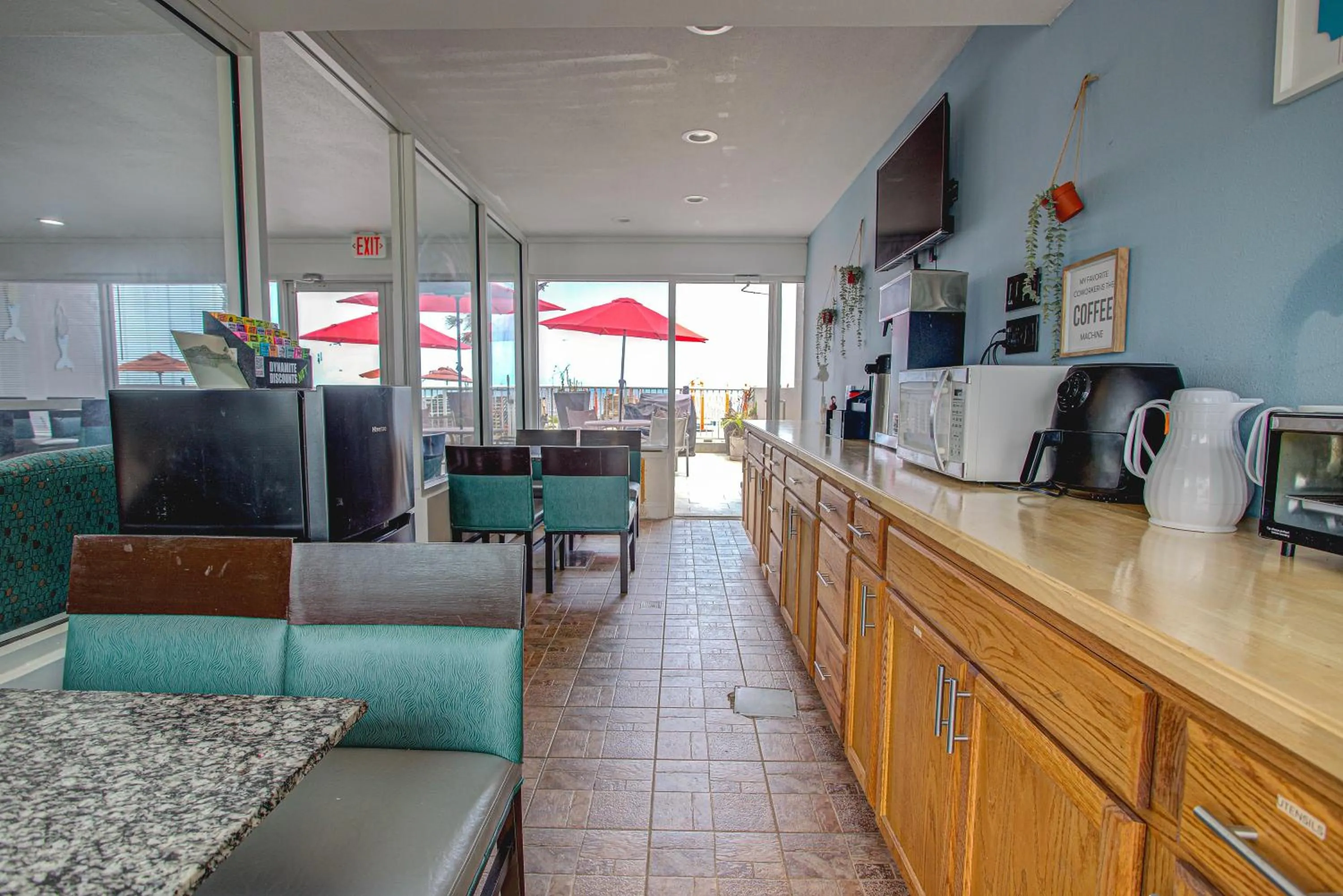 Communal lounge/ TV room in Beach House Inn