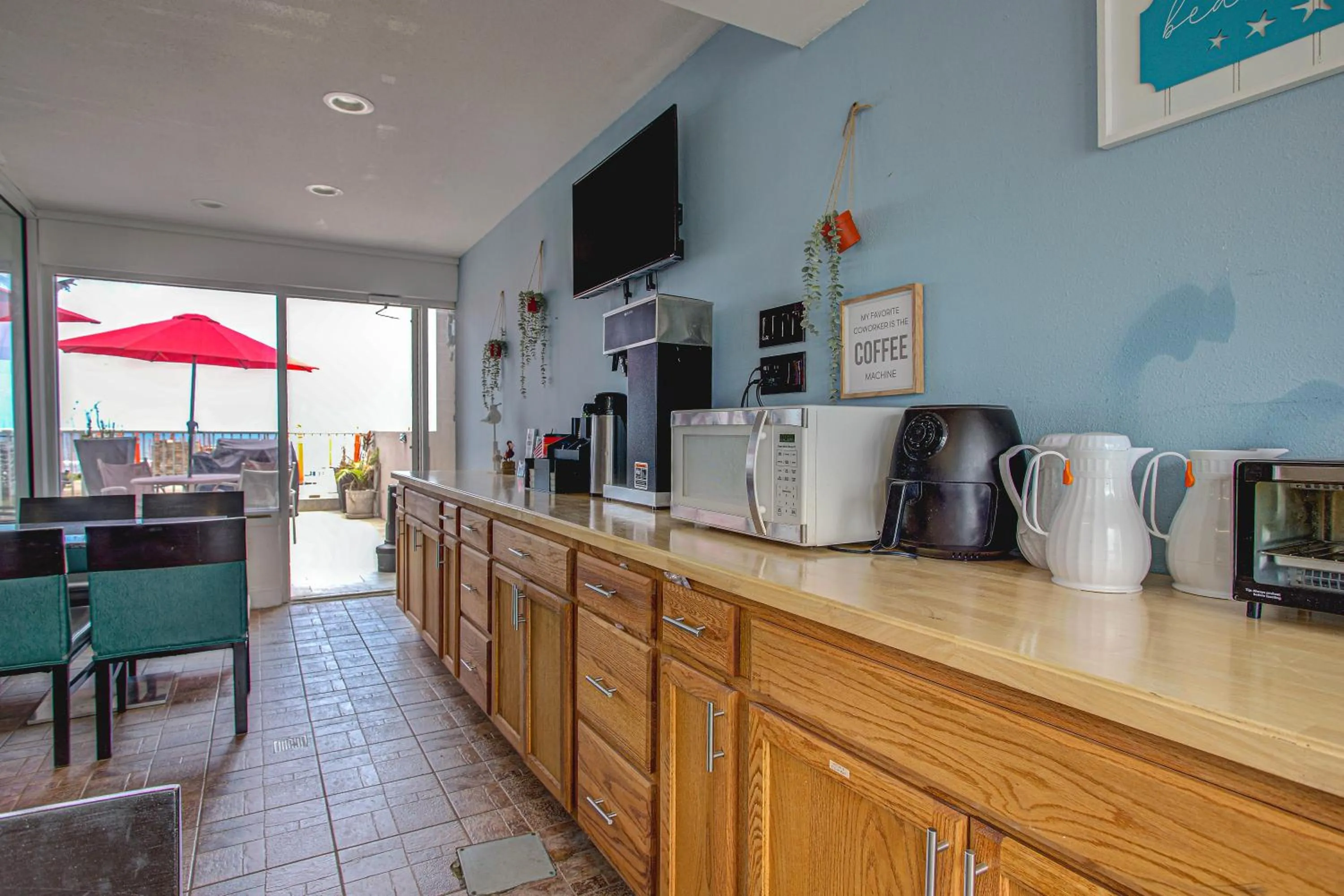 Communal lounge/ TV room in Beach House Inn