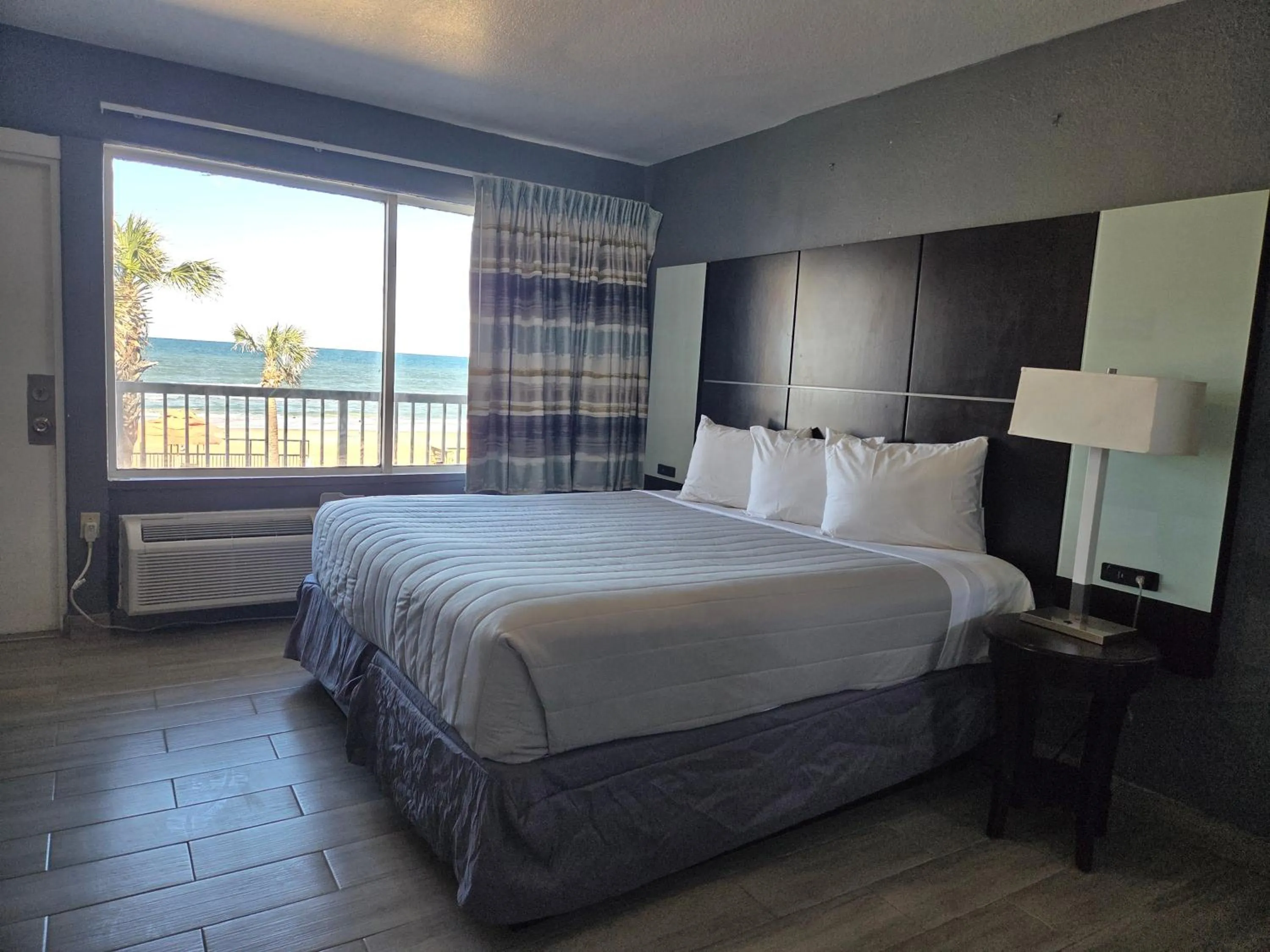 Bed in Beach House Inn