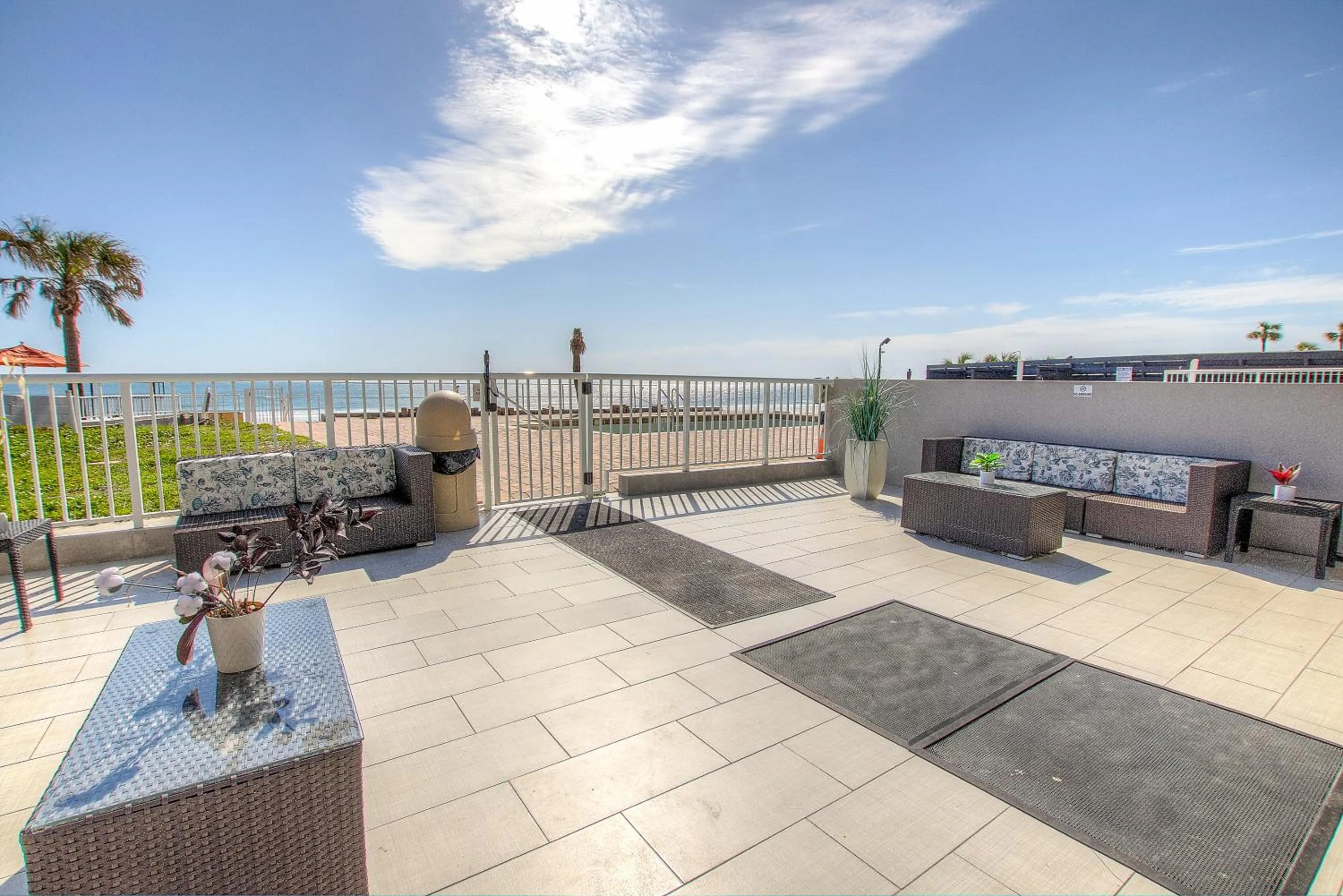 Patio in Beach House Inn