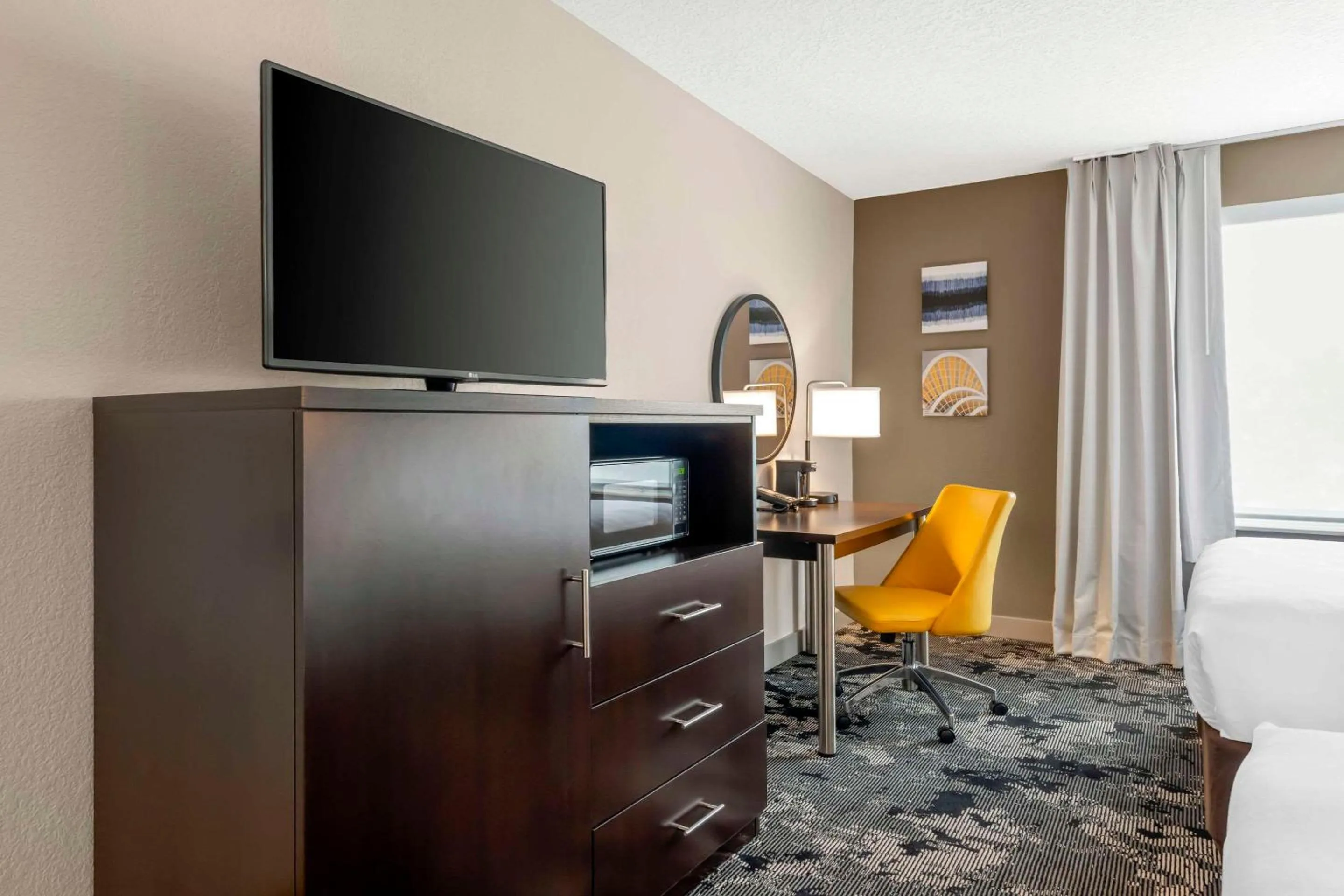 Bedroom in Comfort Inn & Suites Near Universal Orlando Resort-Convention Ctr