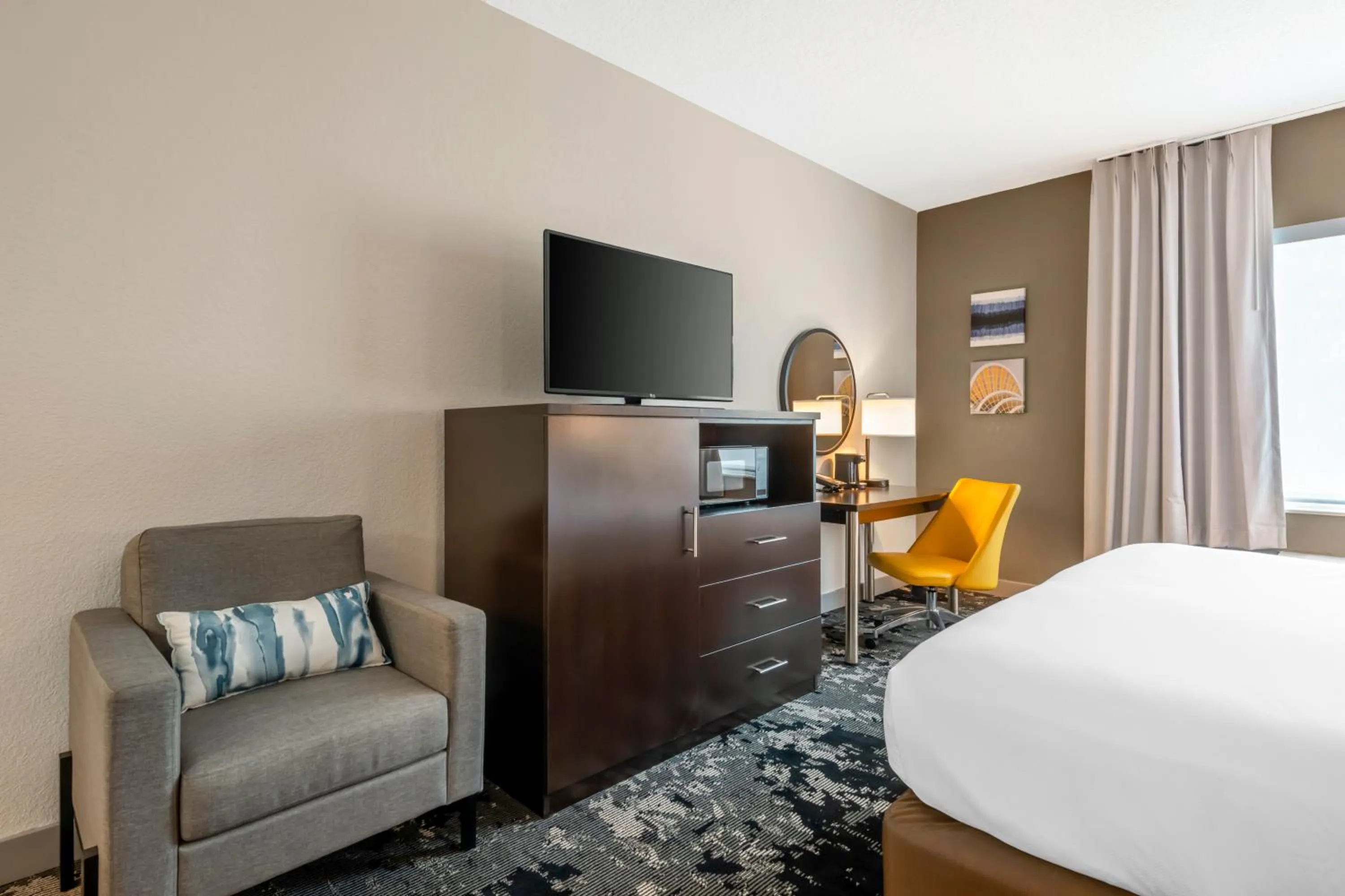 TV and multimedia, Bed in Comfort Inn & Suites Near Universal Orlando Resort-Convention Ctr