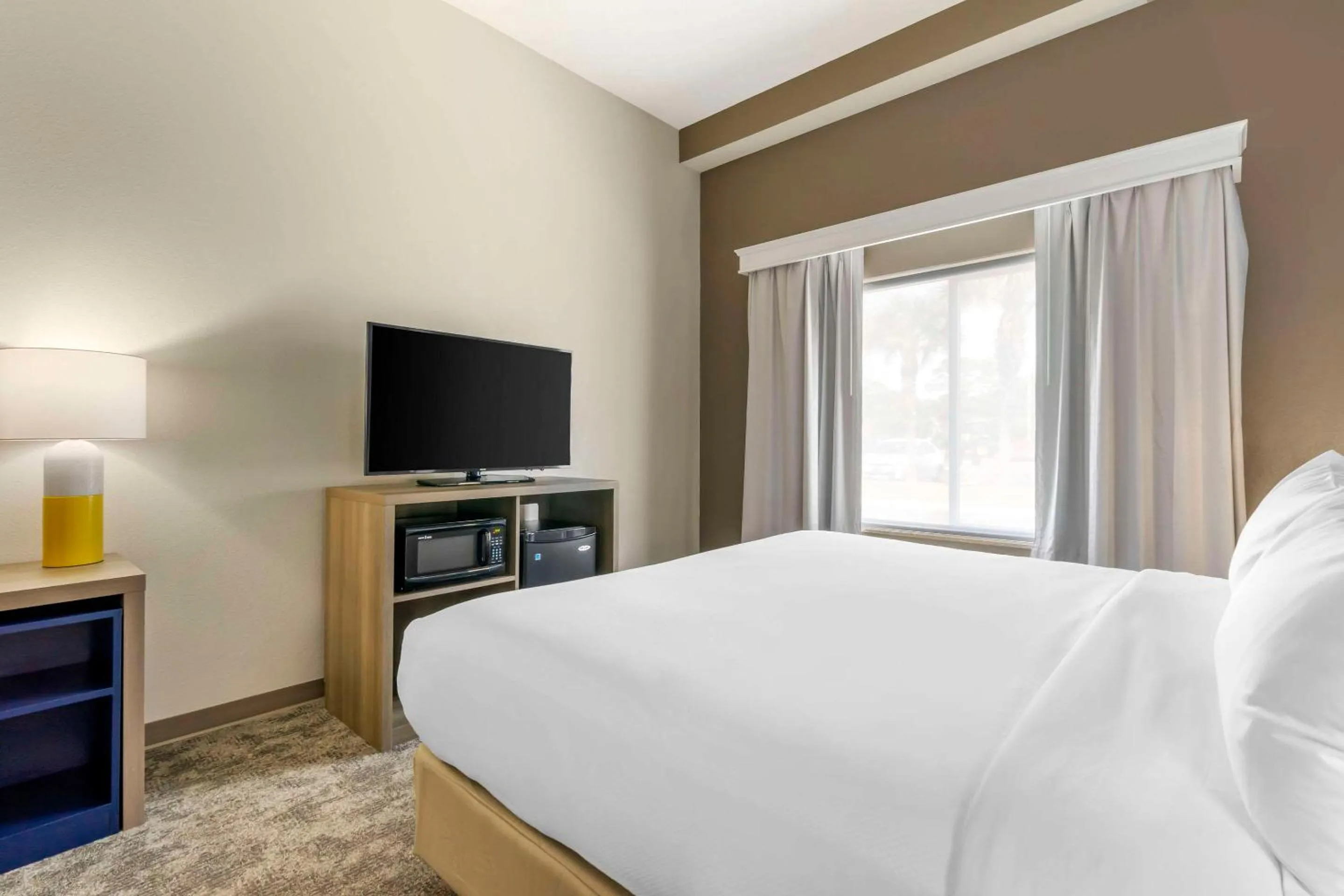 Bedroom, Bed in Comfort Suites Sarasota-Siesta Key