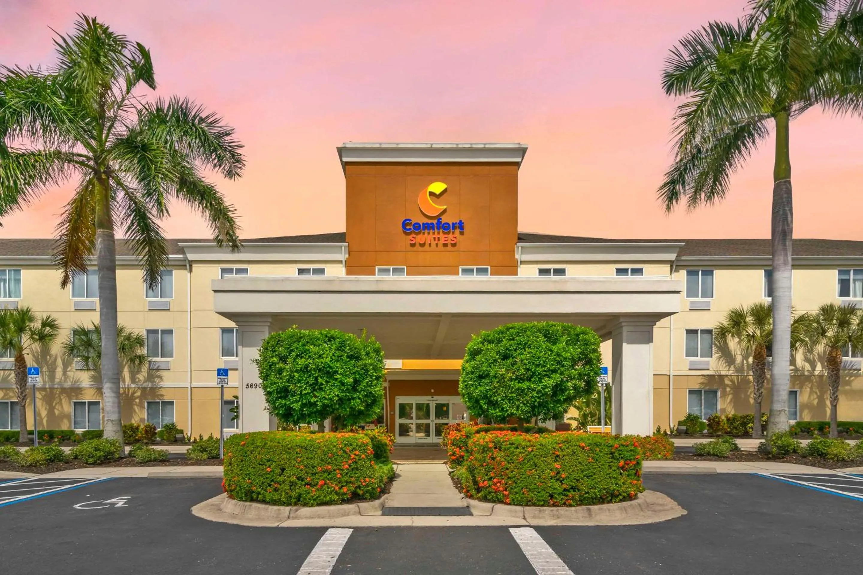 Property building in Comfort Suites Sarasota-Siesta Key