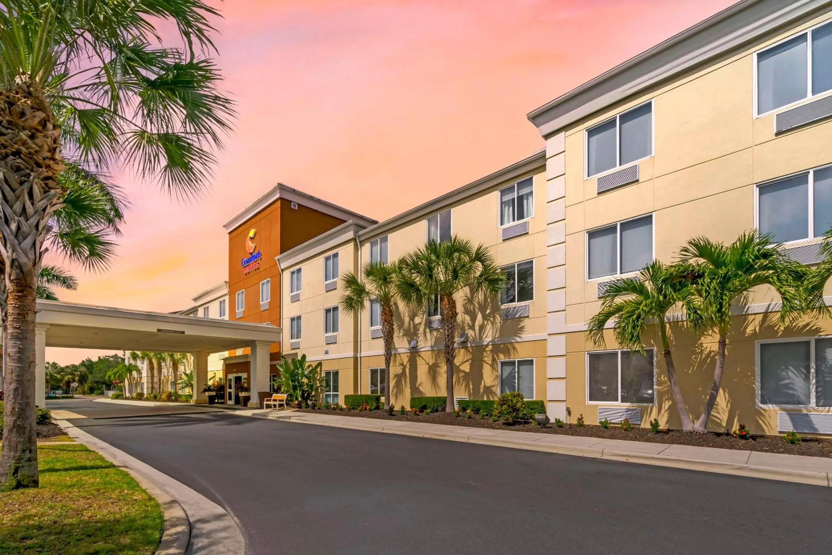 Property building in Comfort Suites Sarasota-Siesta Key