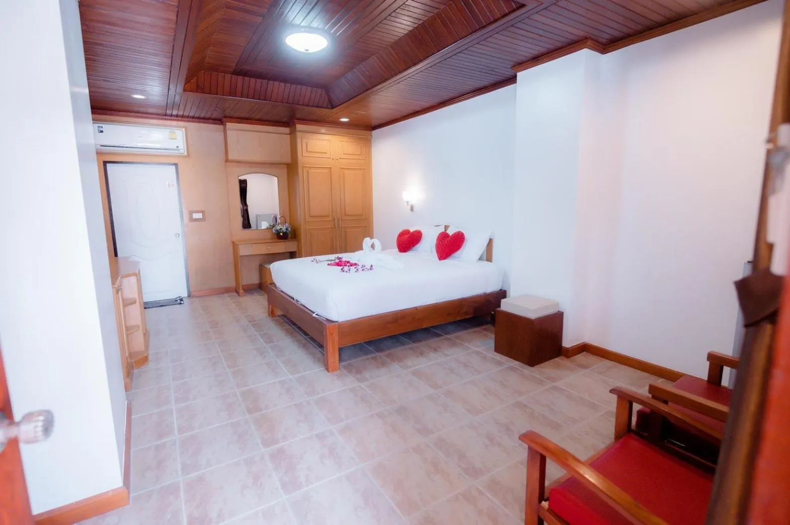 Bed in Coconut Grove Hotel Samui