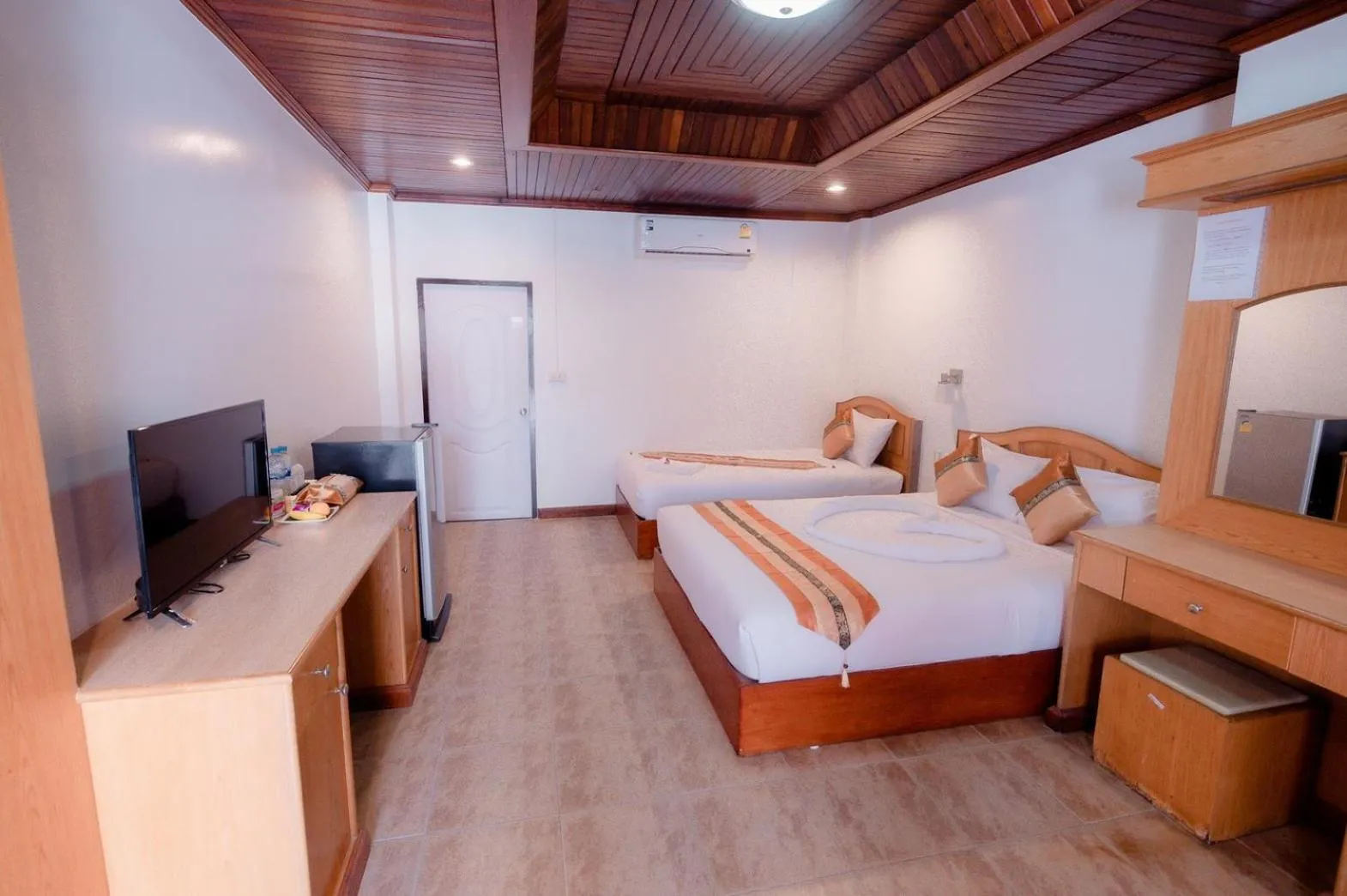 Bed in Coconut Grove Hotel Samui