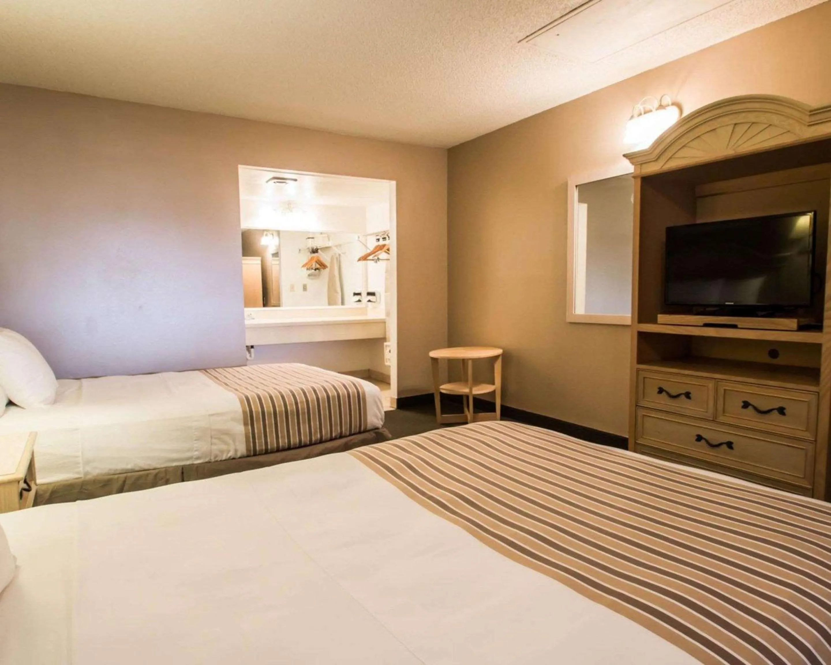 Photo of the whole room, Bed in Rodeway Inn Apopka South