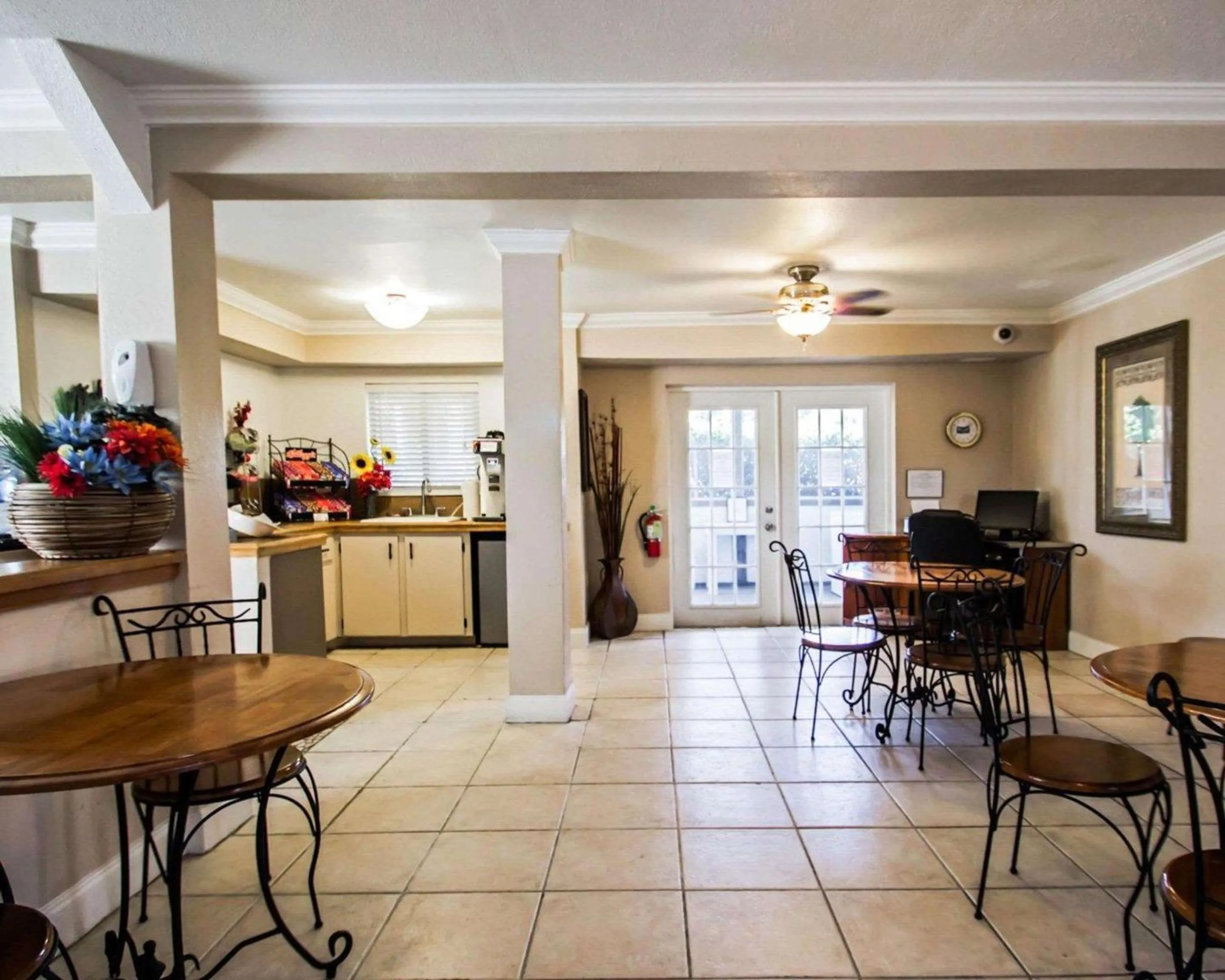 Restaurant/places to eat in Rodeway Inn Apopka South